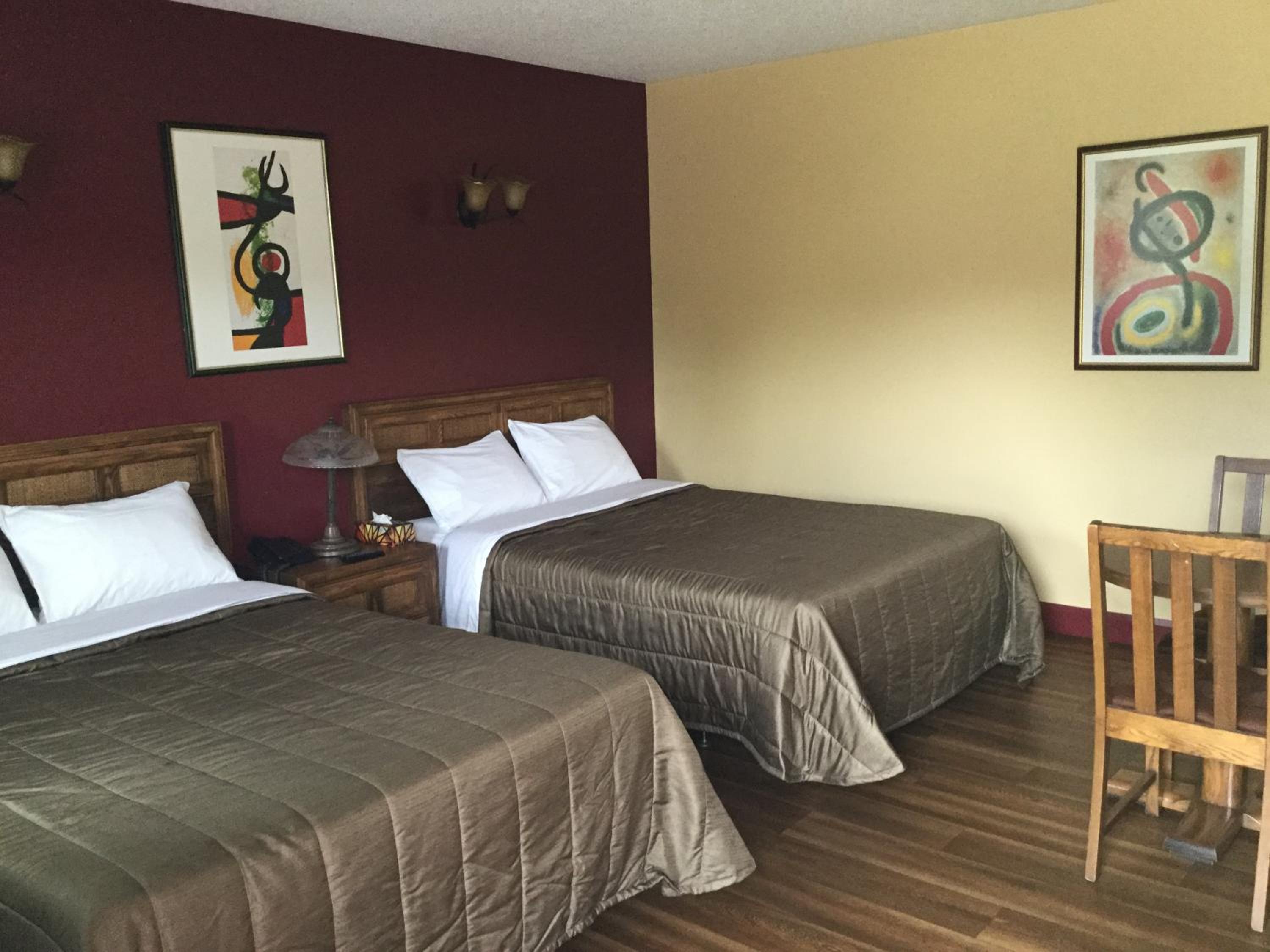 Standard Queen Room with Two Queen Beds photo 3