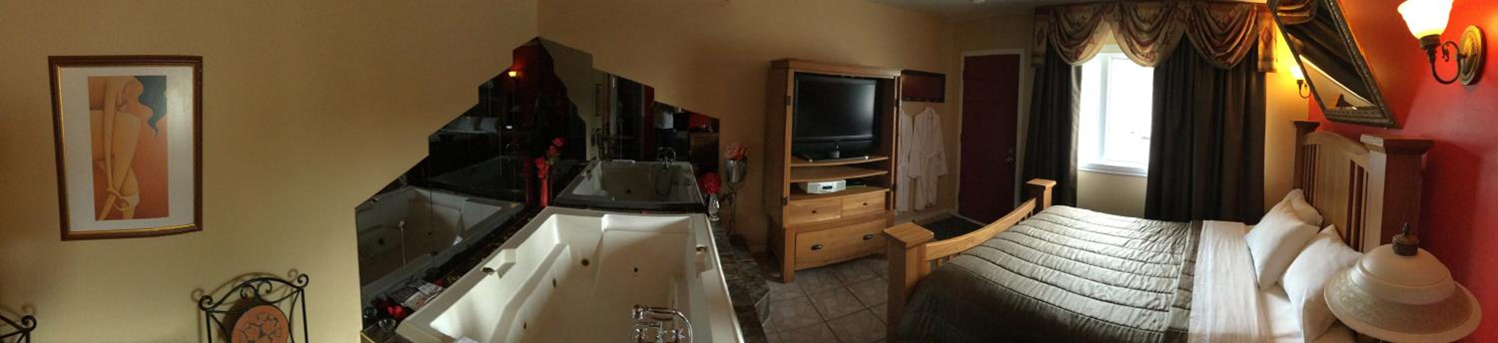 Queen Room with Hot Tub - Non-Smoking photo 2