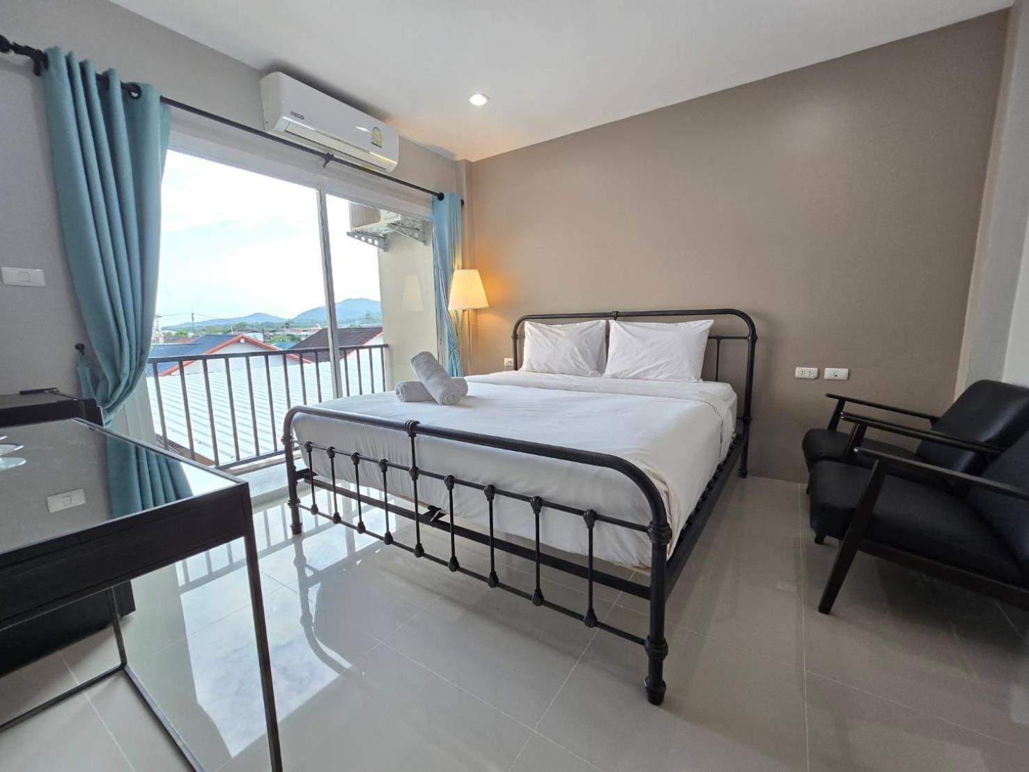 King Suite with Balcony photo 1