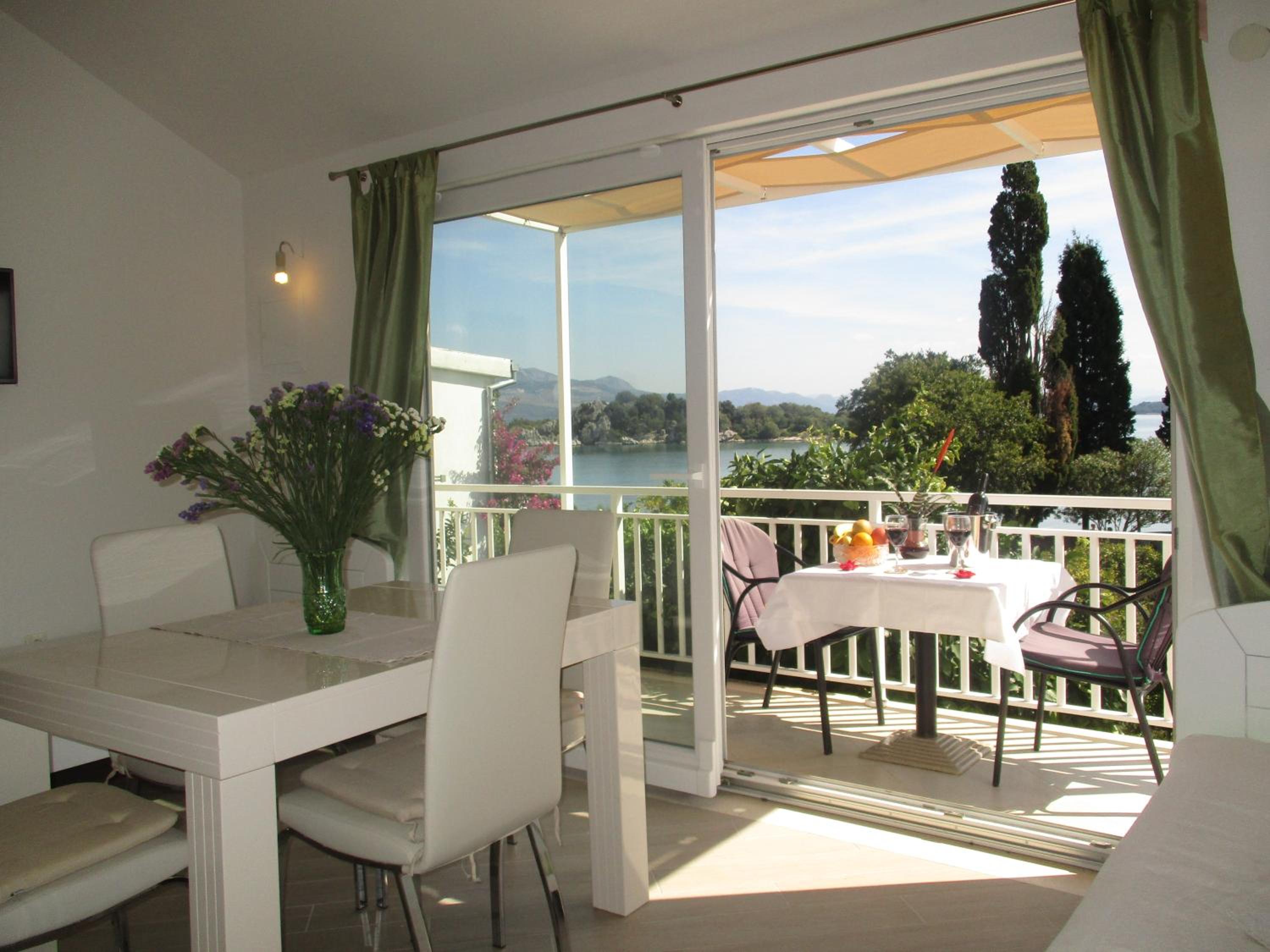 Apartment with Sea View - Photo 10