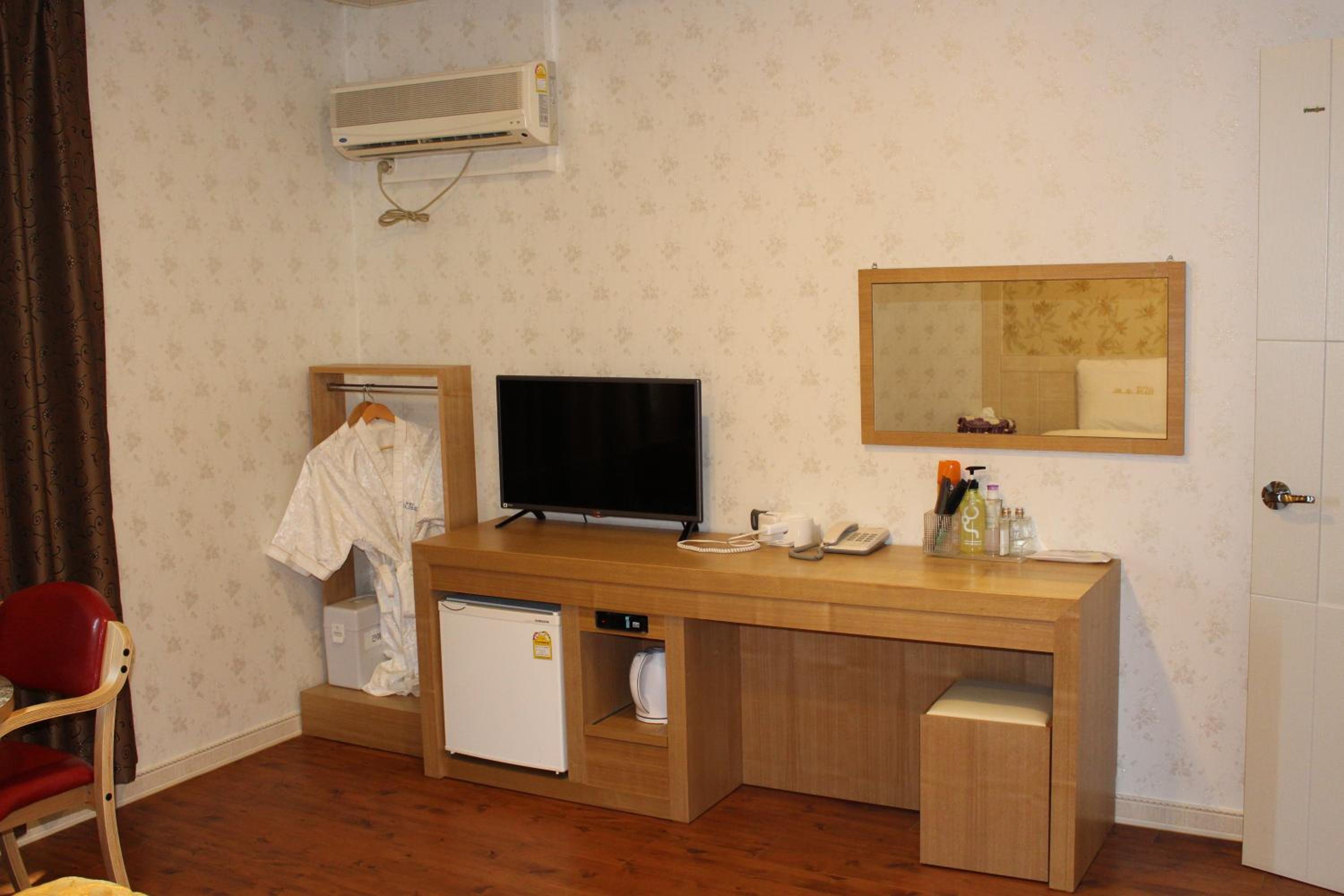 Deluxe Double Room - Photo 9