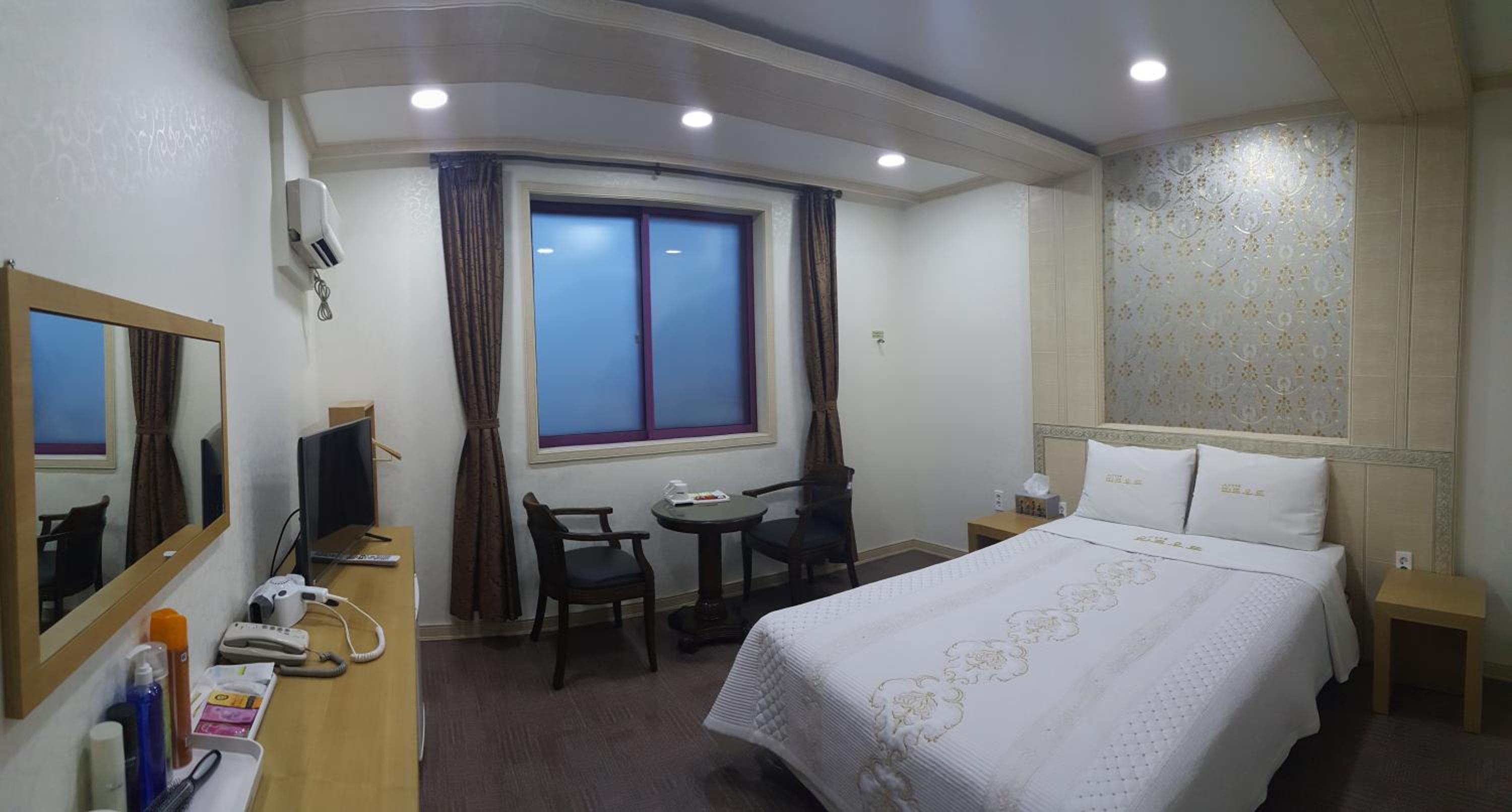 Premium Double Room - Photo 8