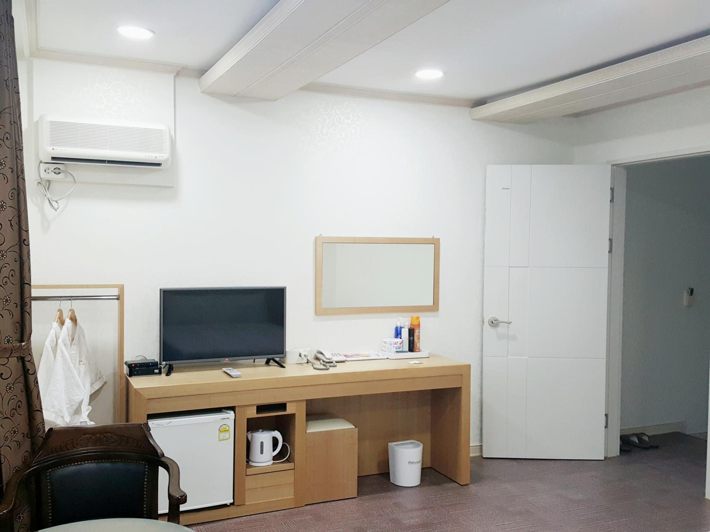Premium Double Room - Photo 10