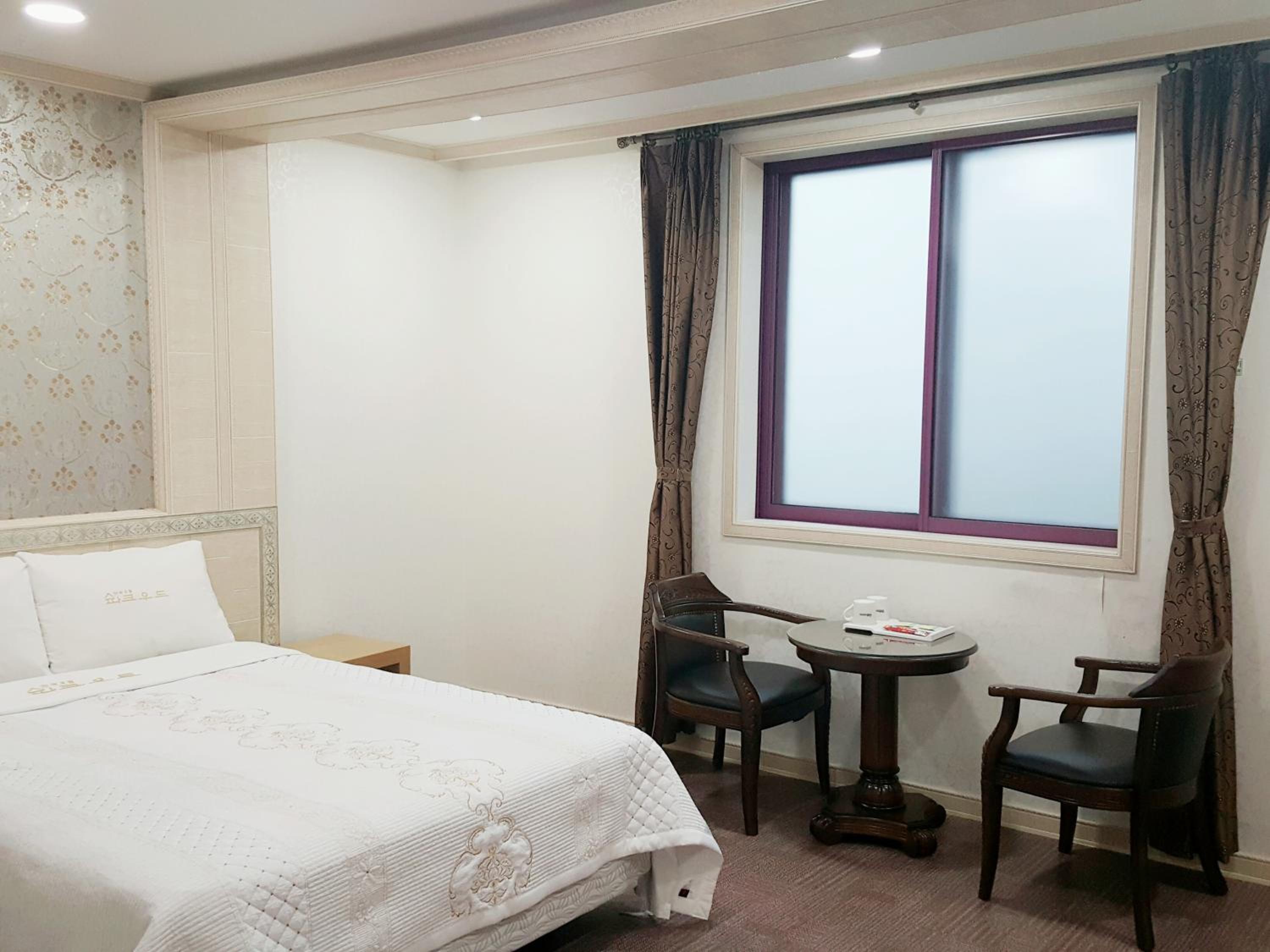 Premium Double Room - Photo 11