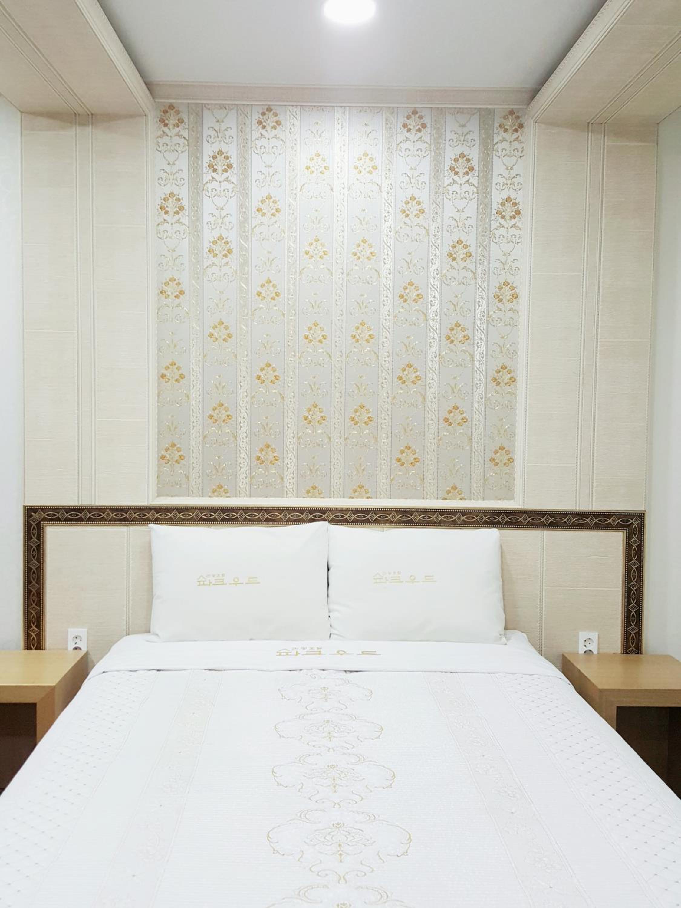 Premium Double Room - Photo 9