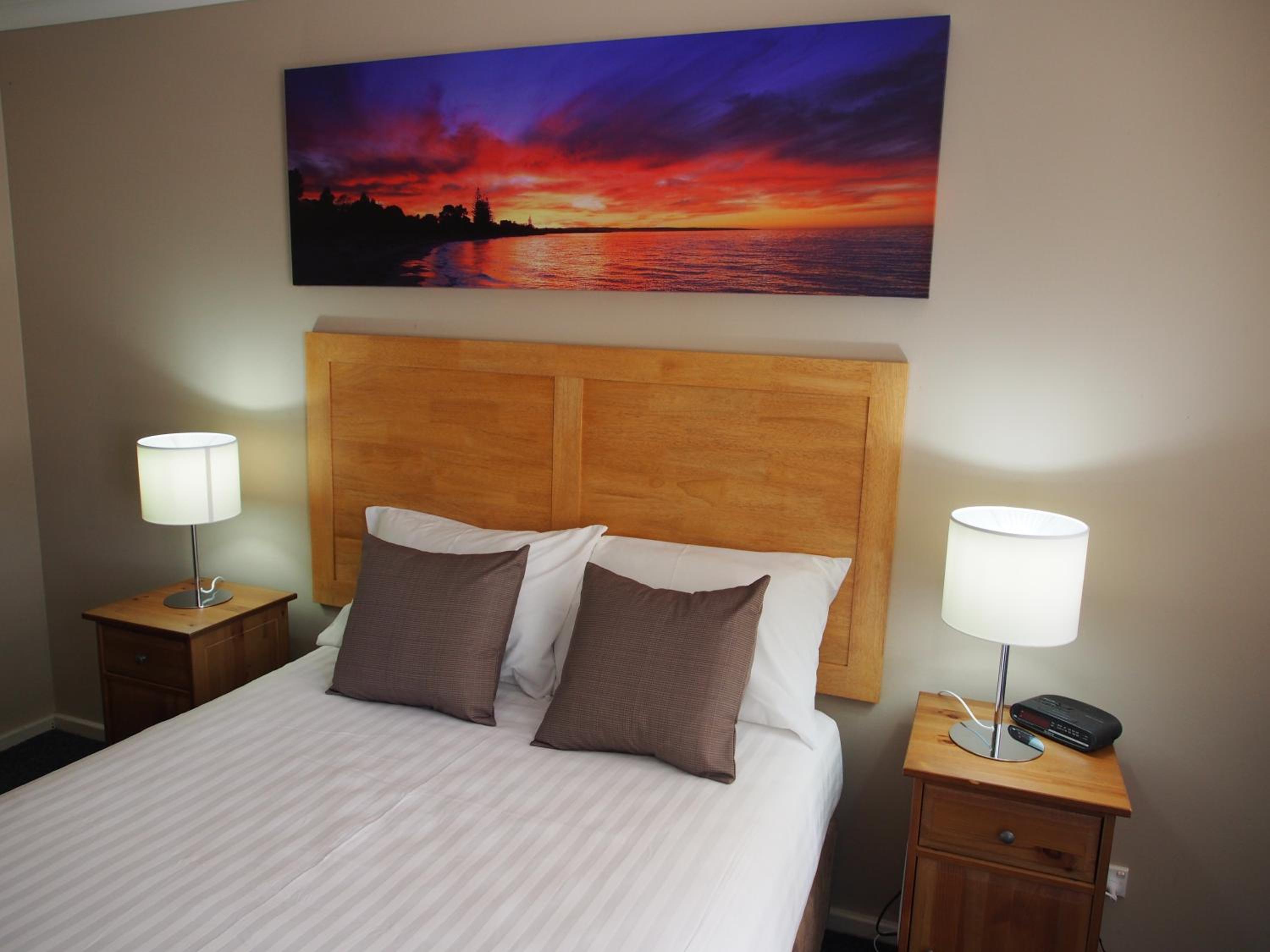 Queen Room photo 2