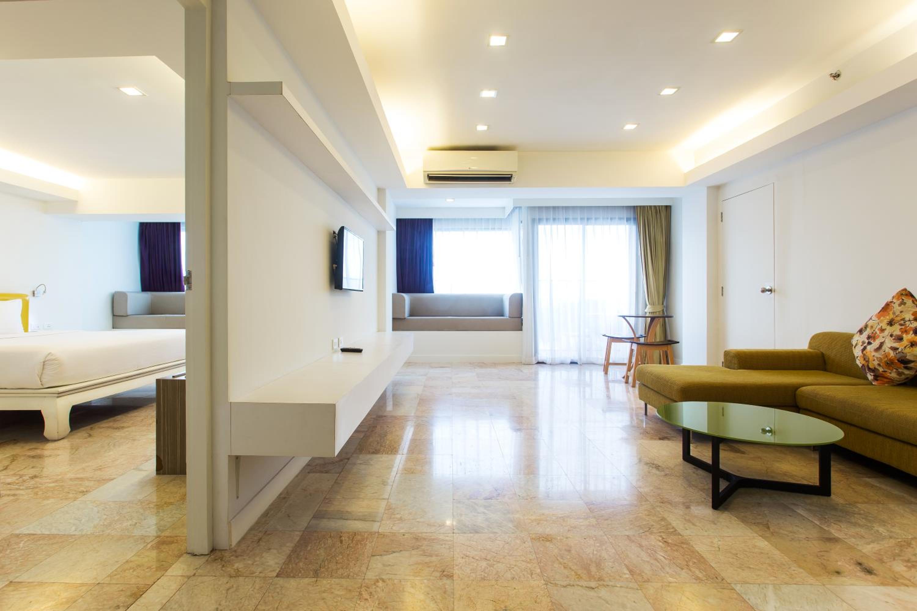 Suite - Photo 1