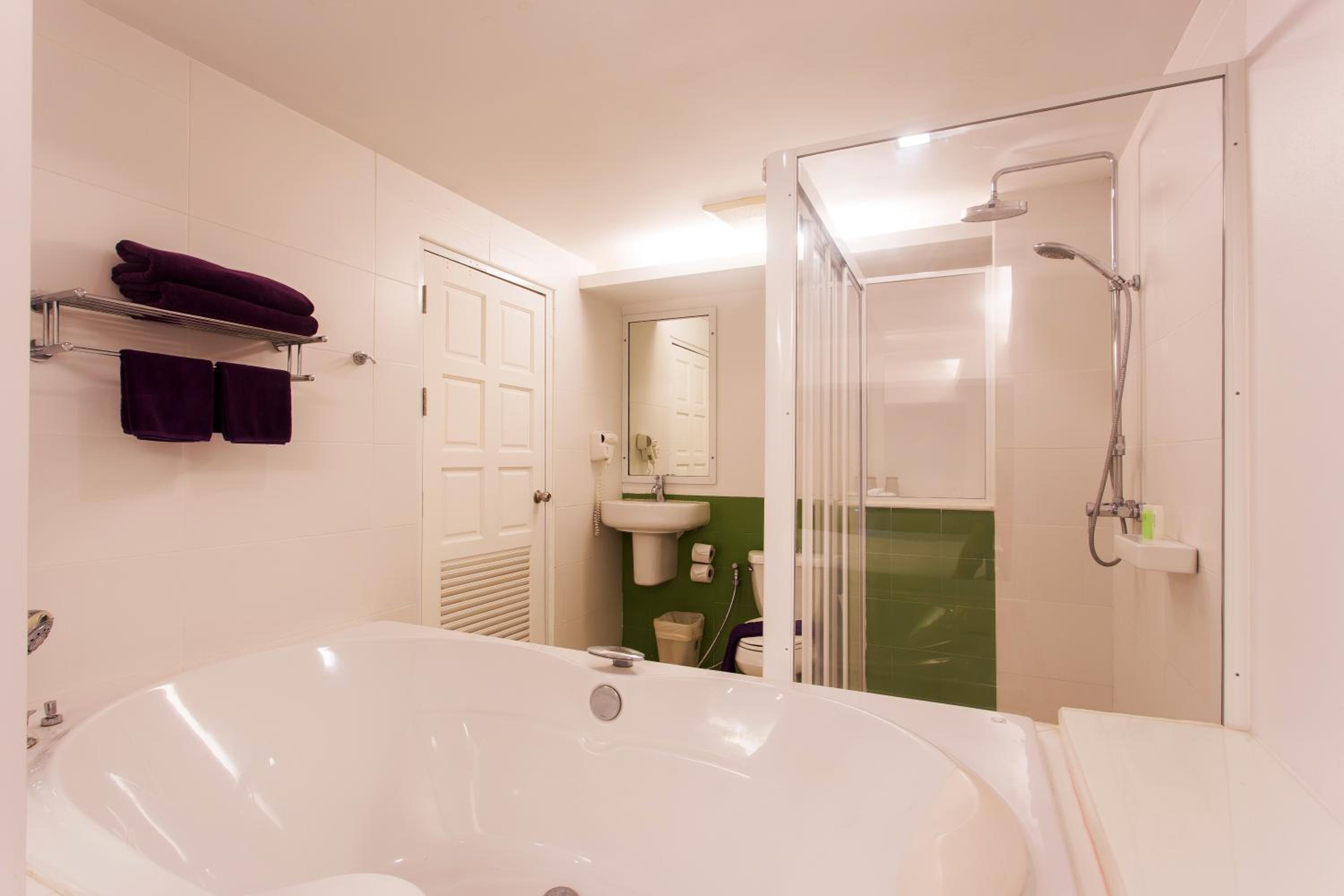 Suite - Photo 3