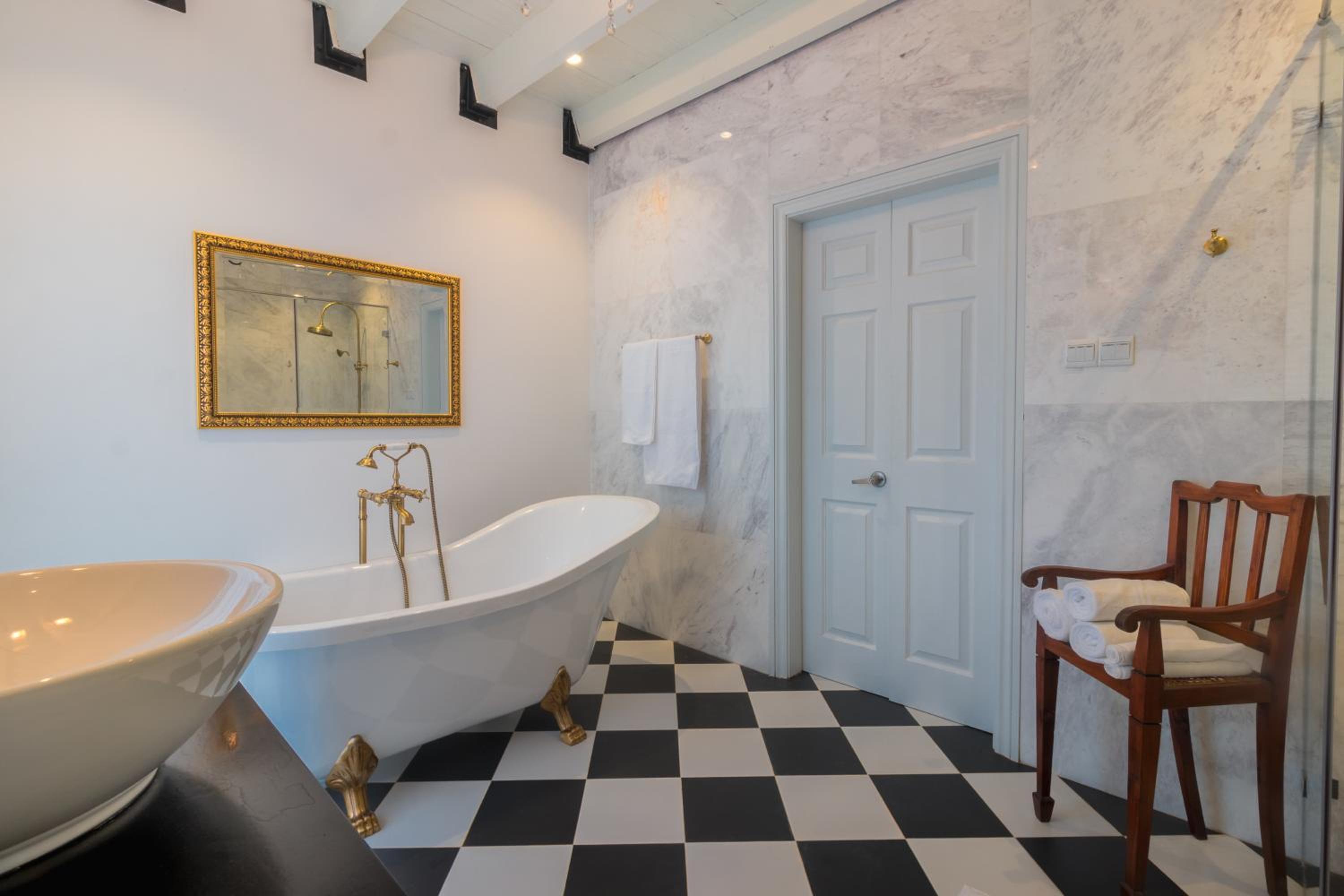 Deluxe King Room with Bath Tub photo 3