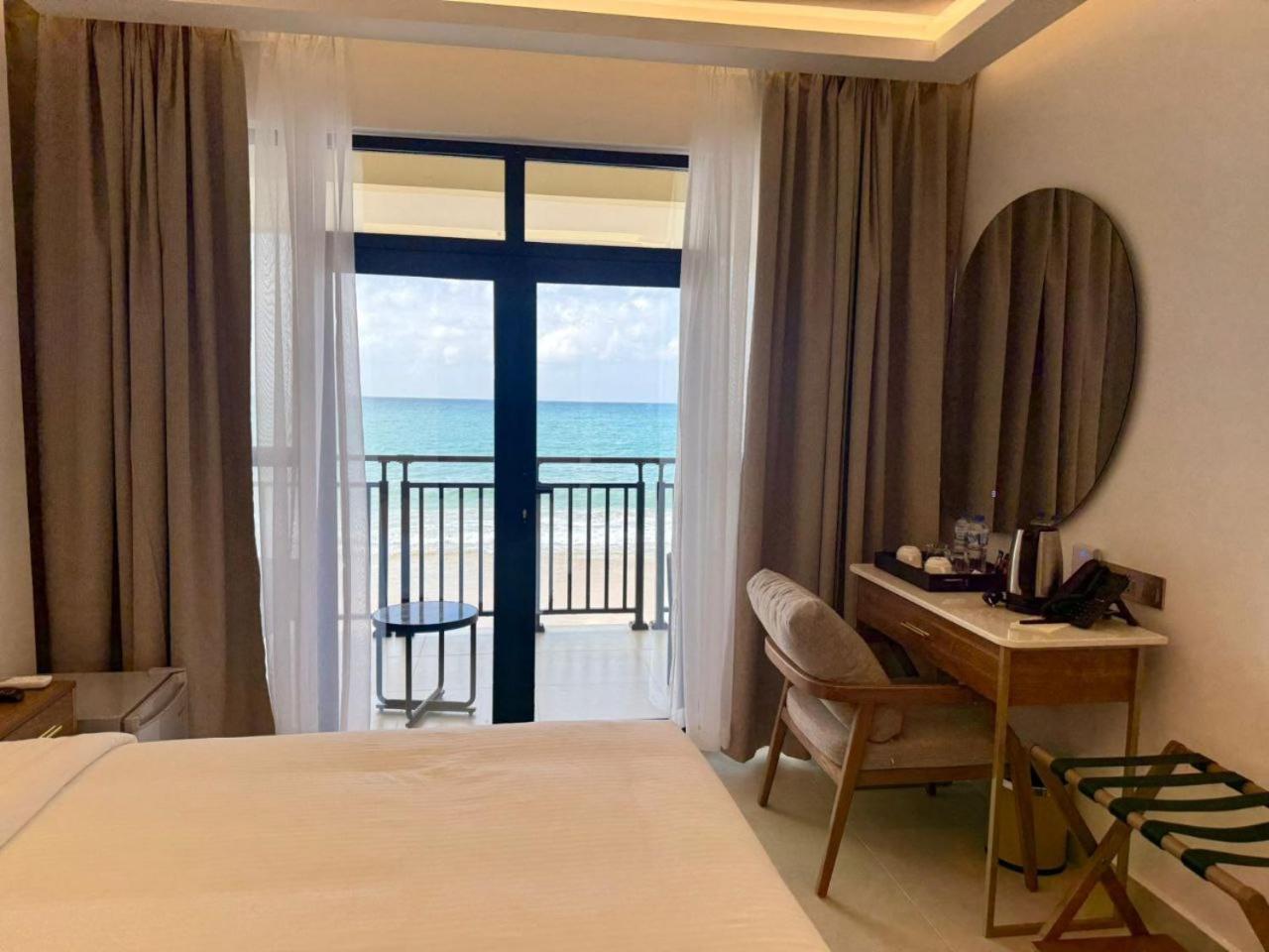 Signature Silhouette Honeymoon