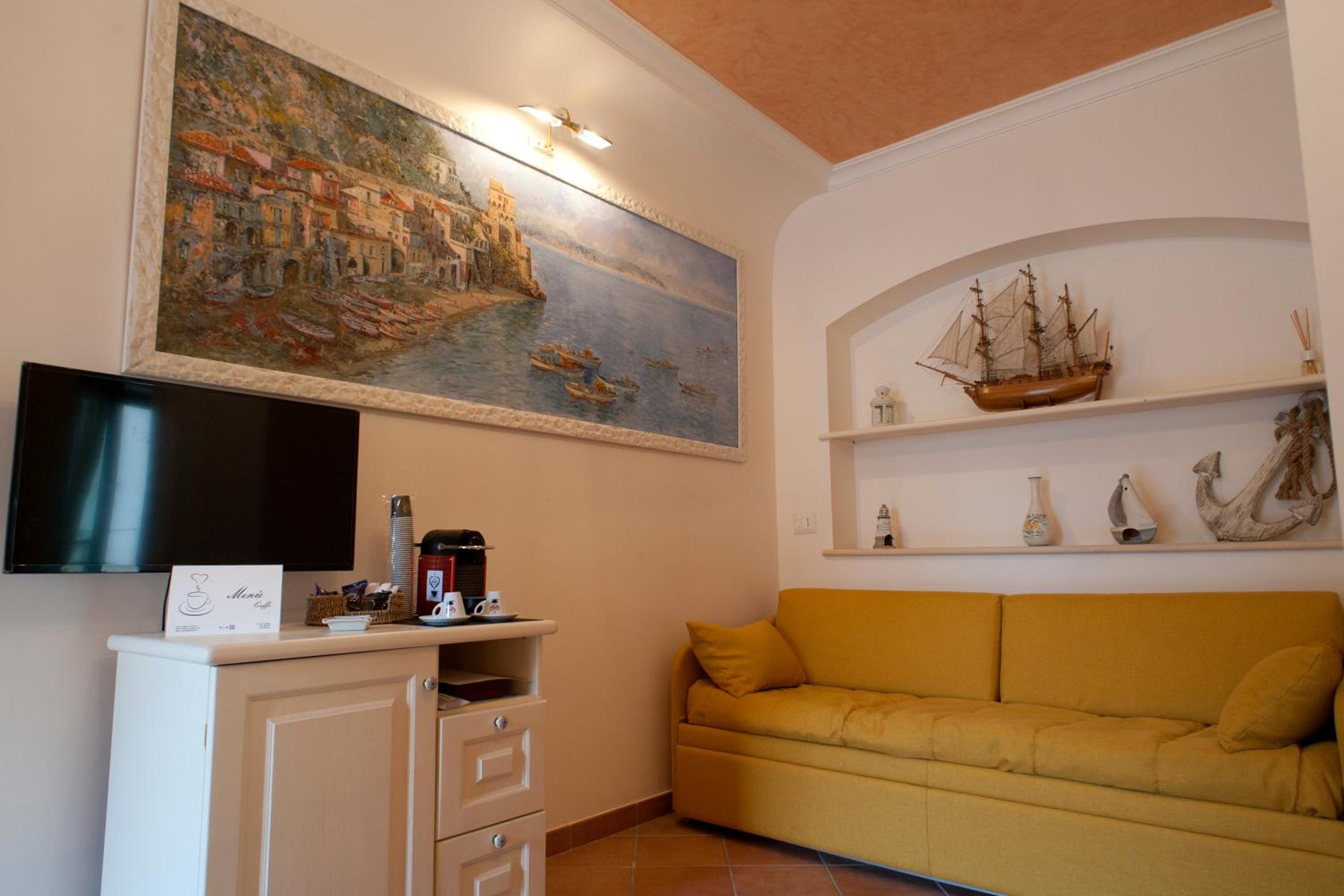 Double Room with Balcony - Photo 6