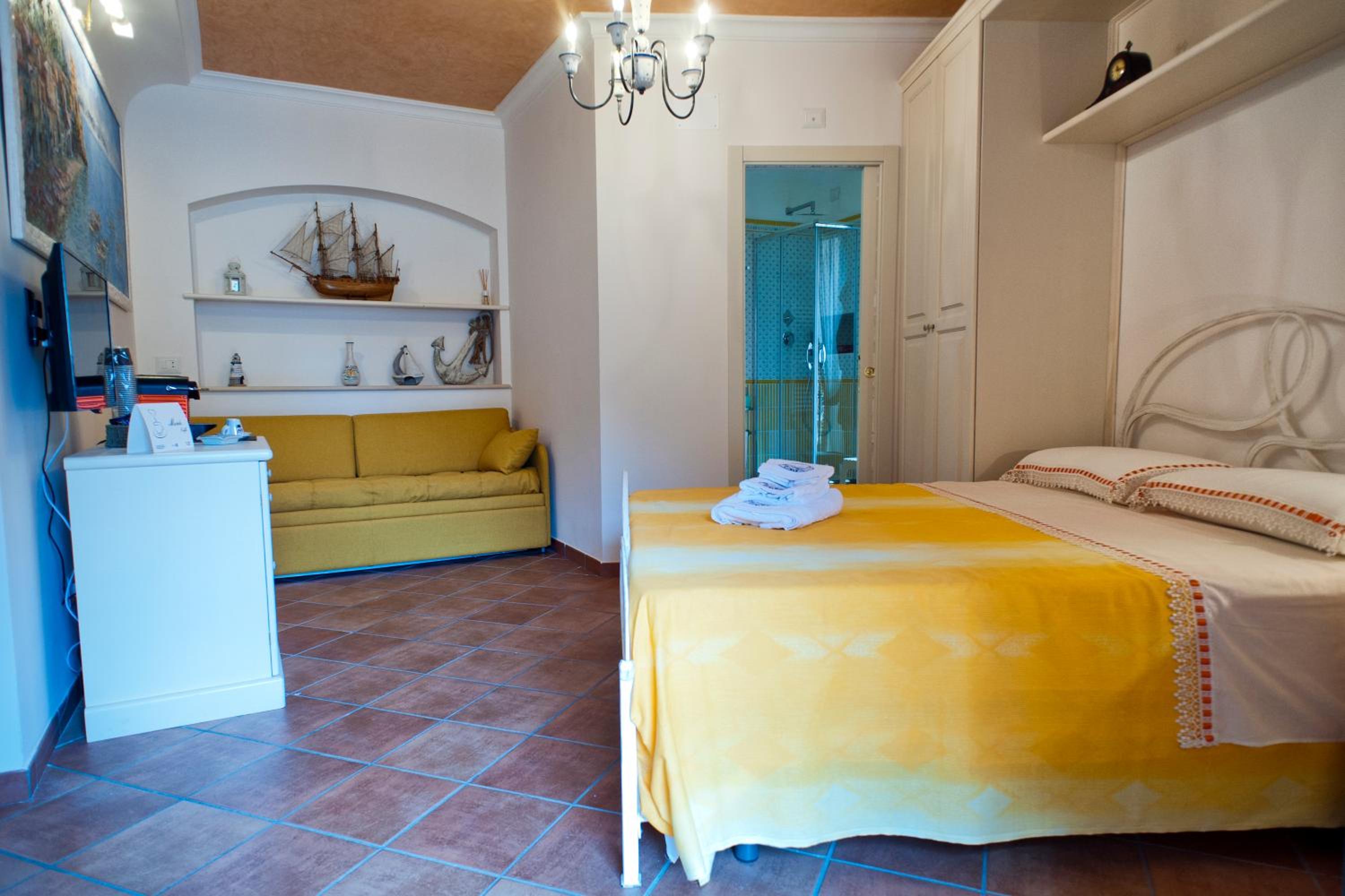 Double Room with Balcony - Photo 3