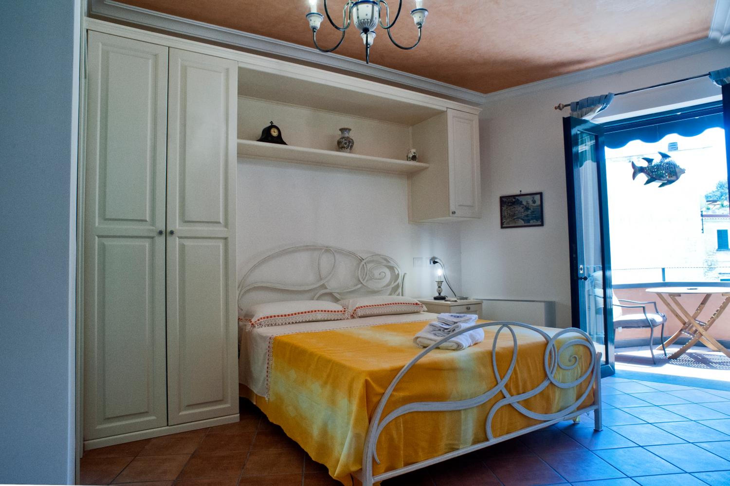 Double Room with Balcony - Photo 2