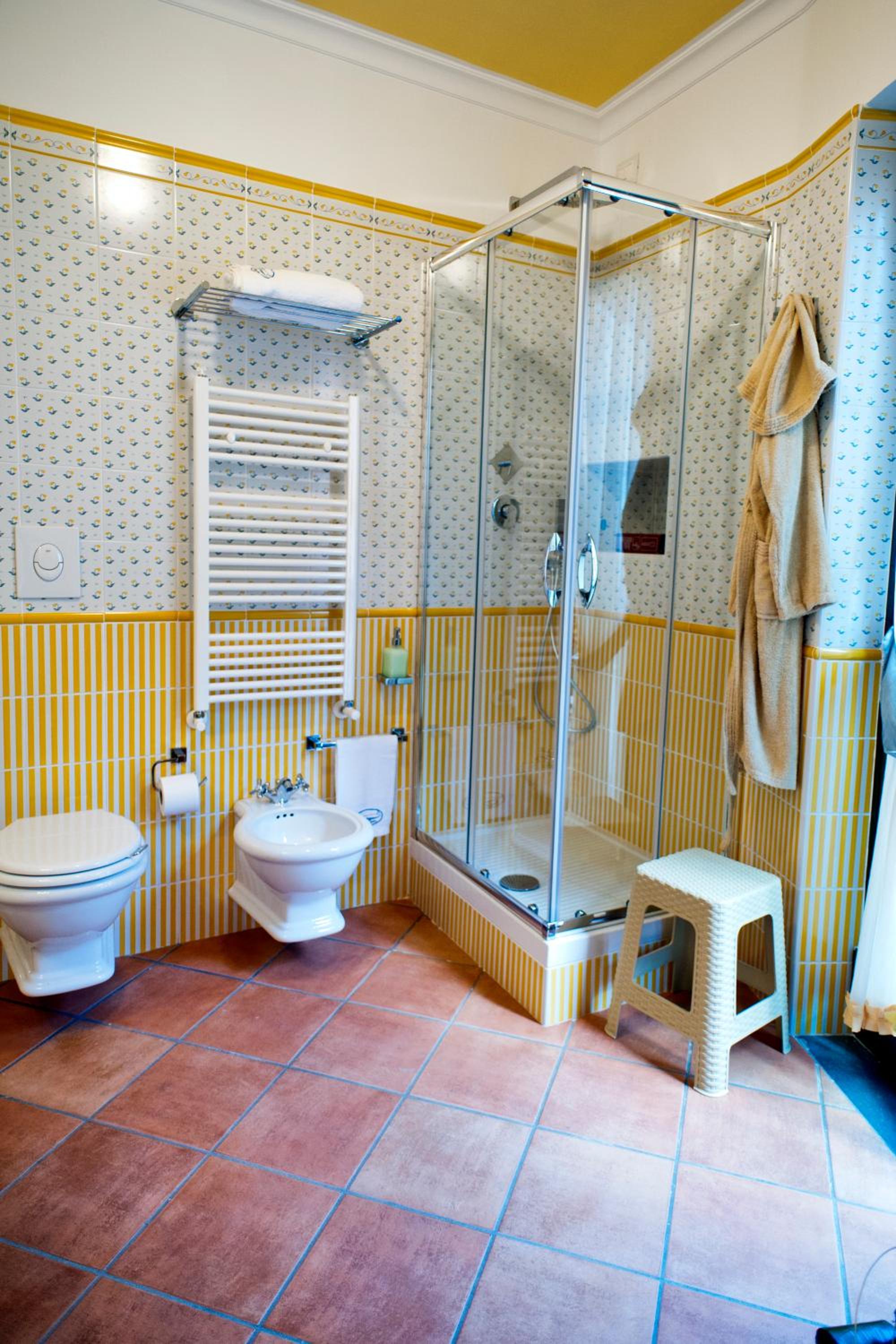 Double Room with Balcony - Photo 4