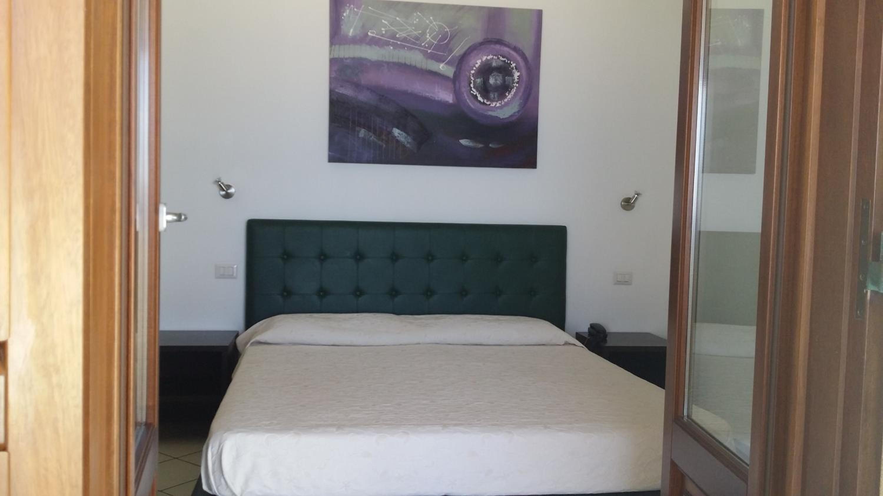 Double or Twin Room with Balcony and Sea View - Photo 2