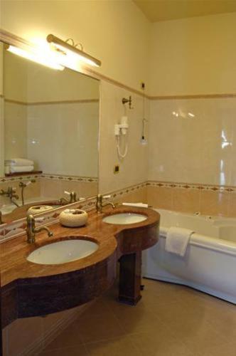 Deluxe Suite with Spa Bath