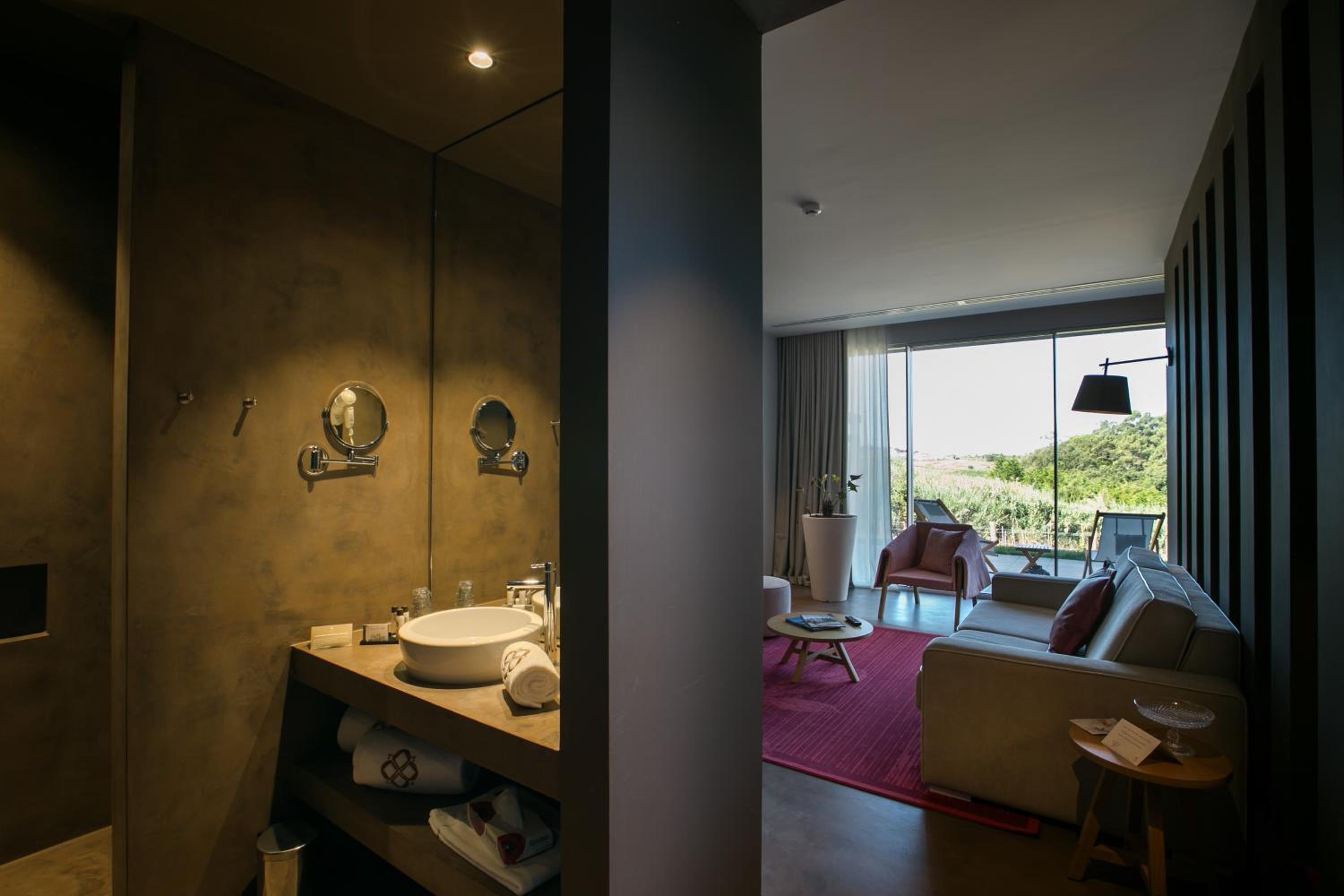 Deluxe Queen Suite with Balcony photo 2