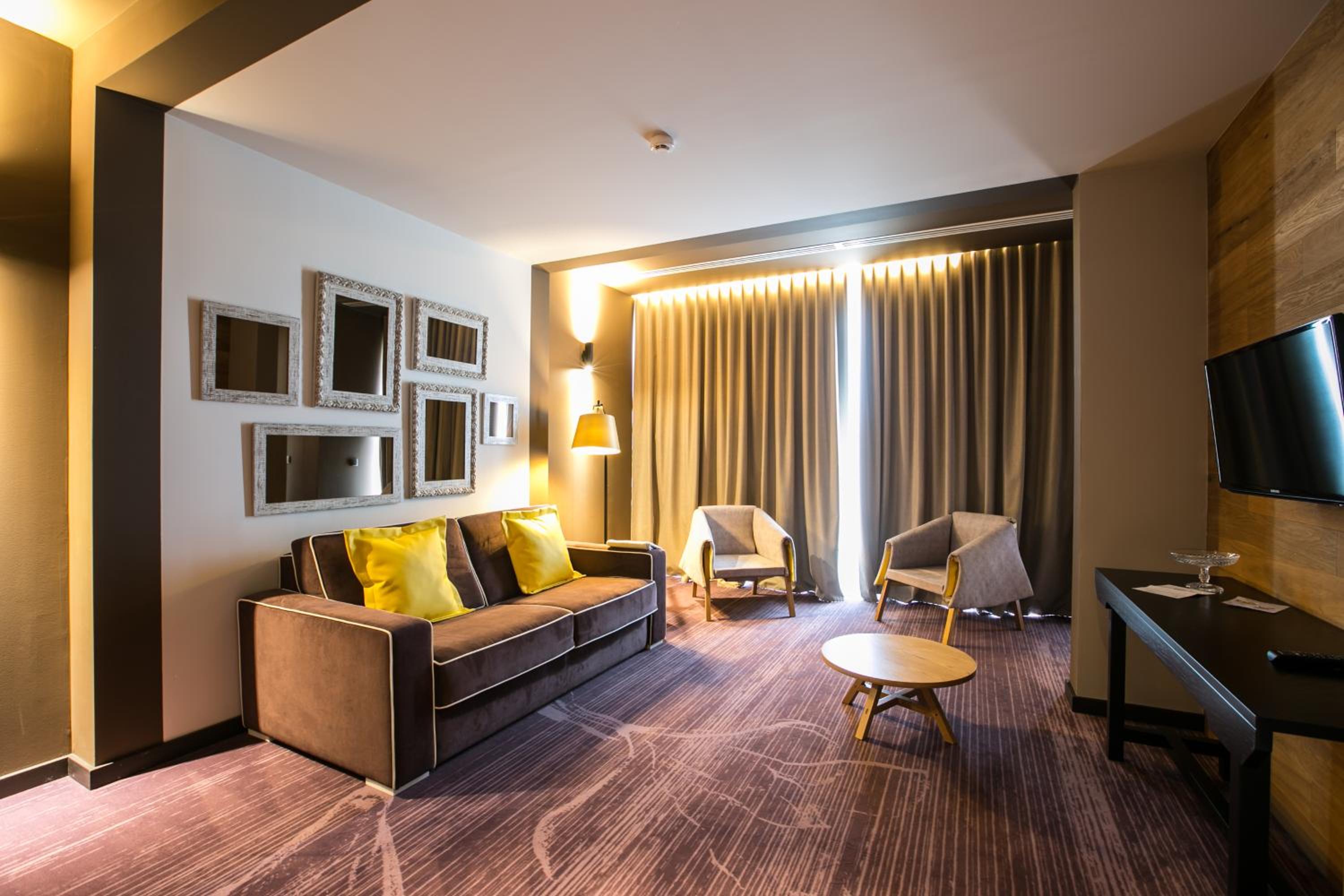 Deluxe Queen Suite with Balcony photo 3