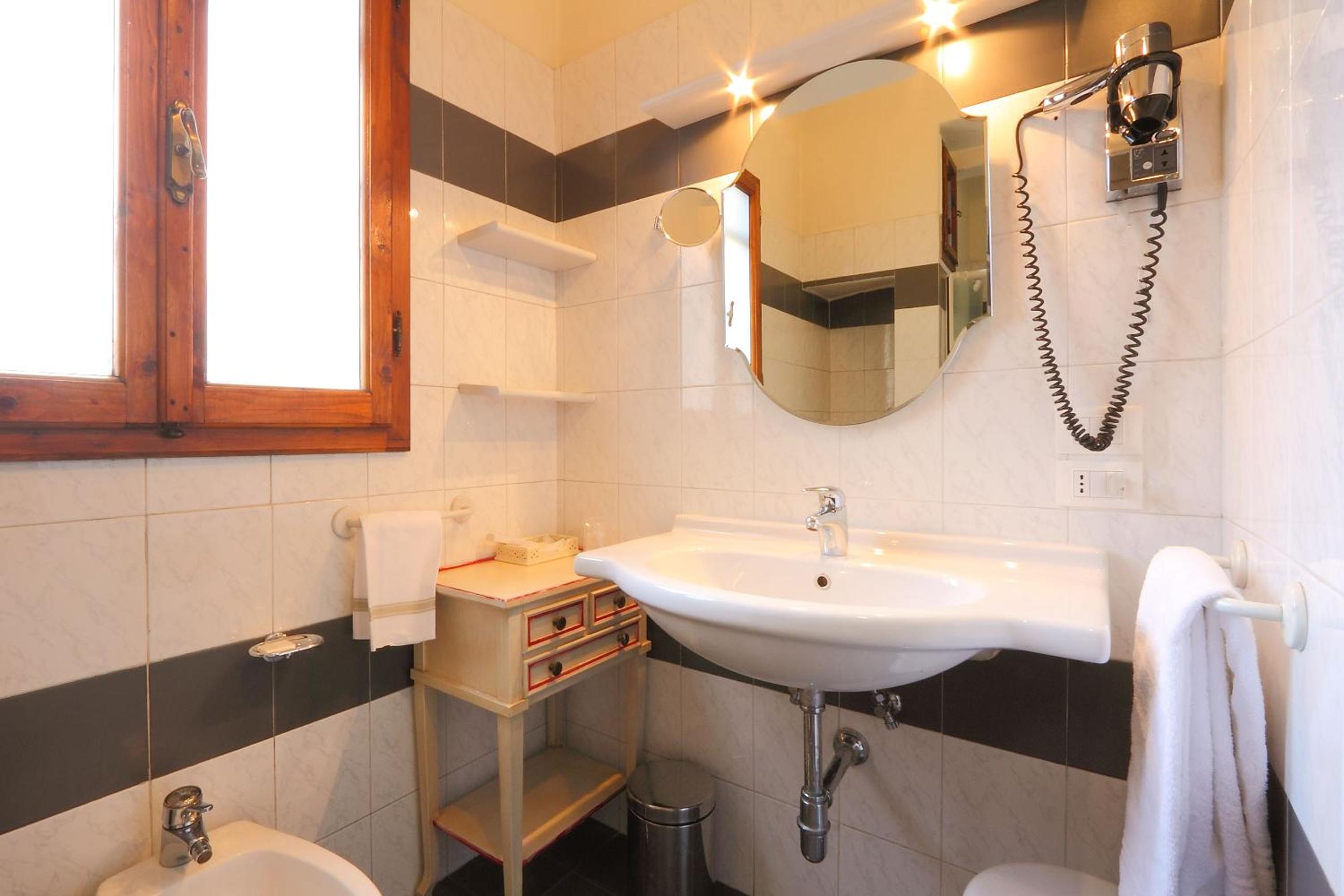 Triple Room thumbnail 6