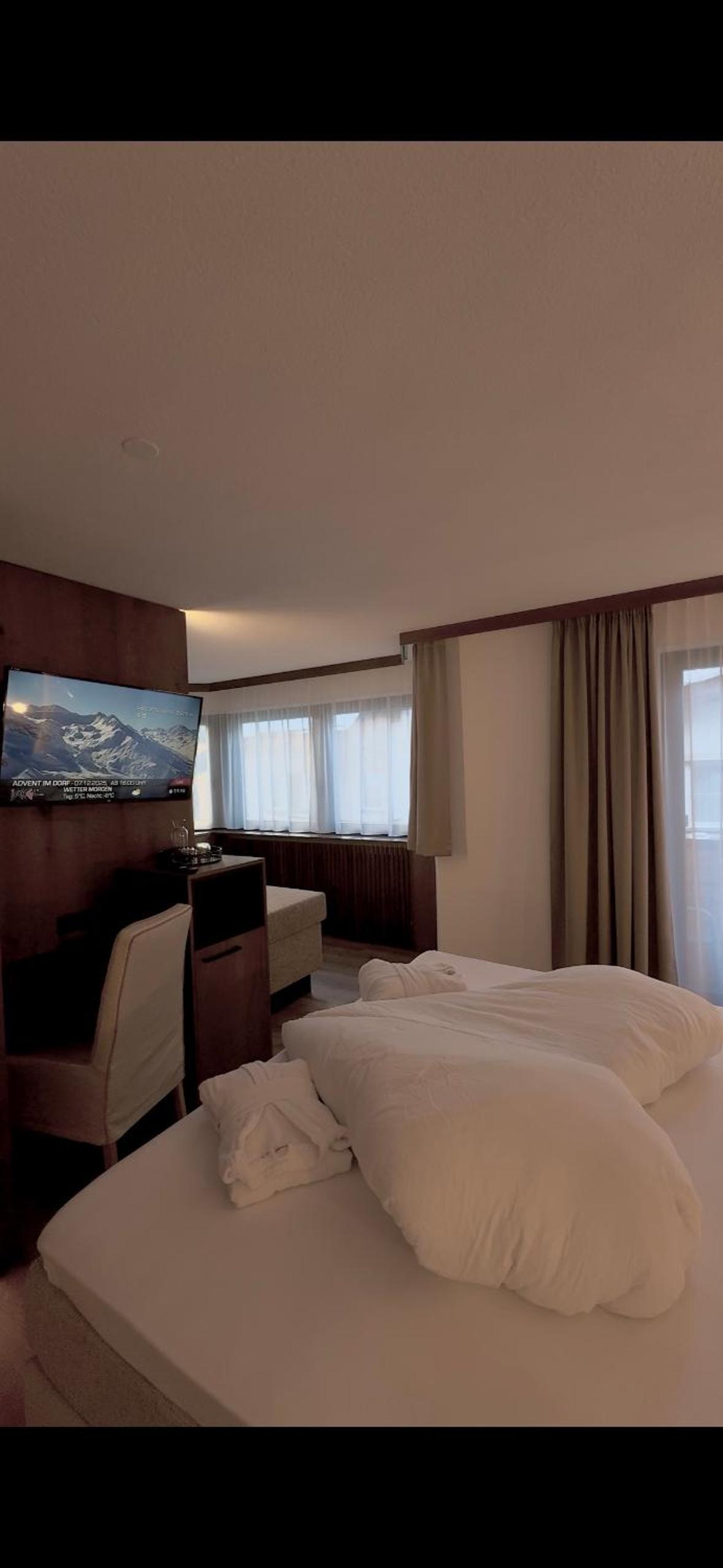 Double Room with Extra Bed photo 2
