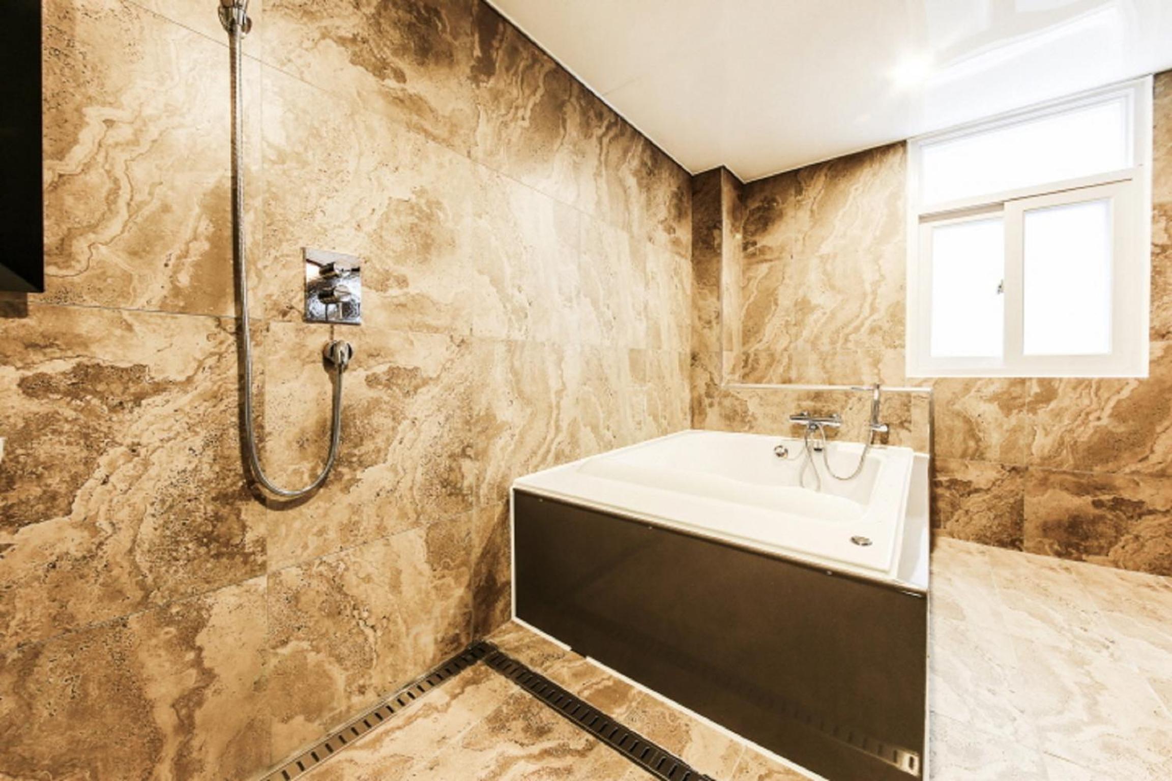 Large Suite photo 2