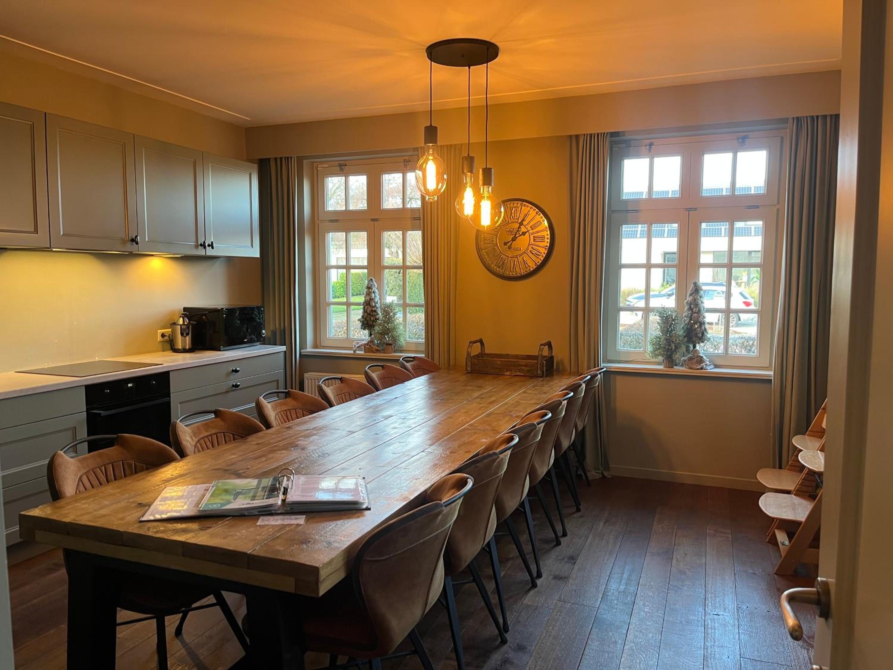 Eight-Bedroom House photo 3