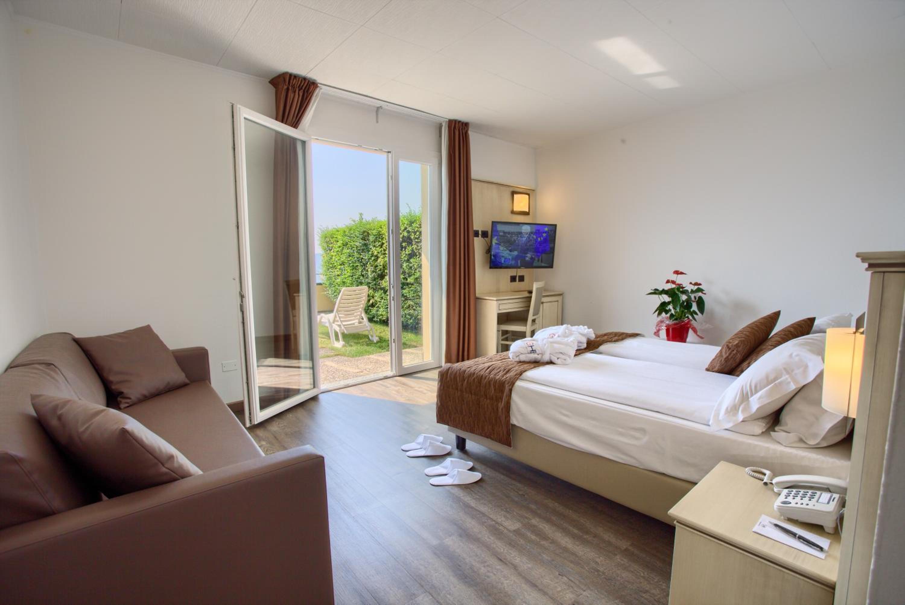 Superior Double or Twin Room with Lake View and Balcony