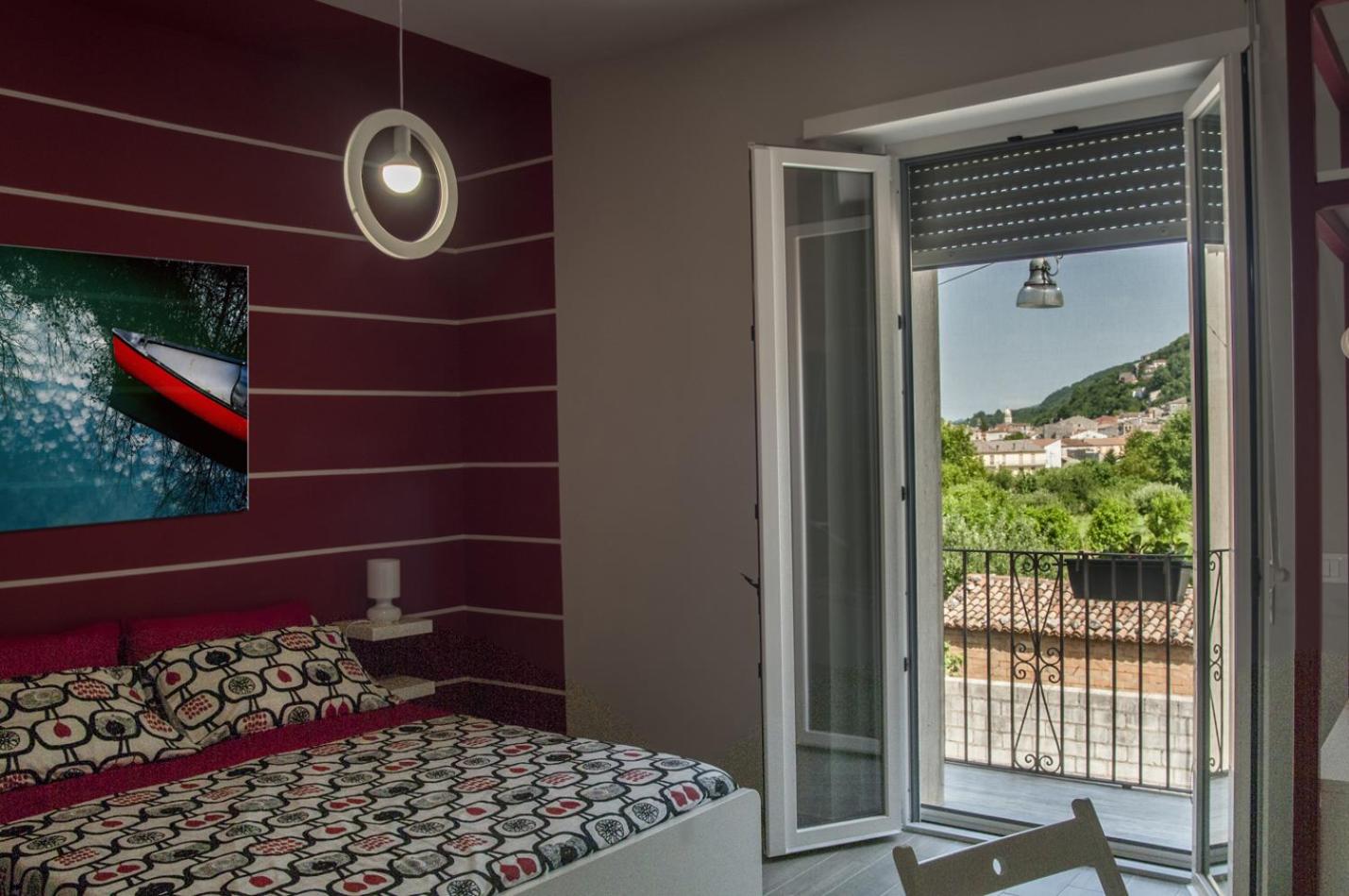 King Room with Balcony - Photo 4