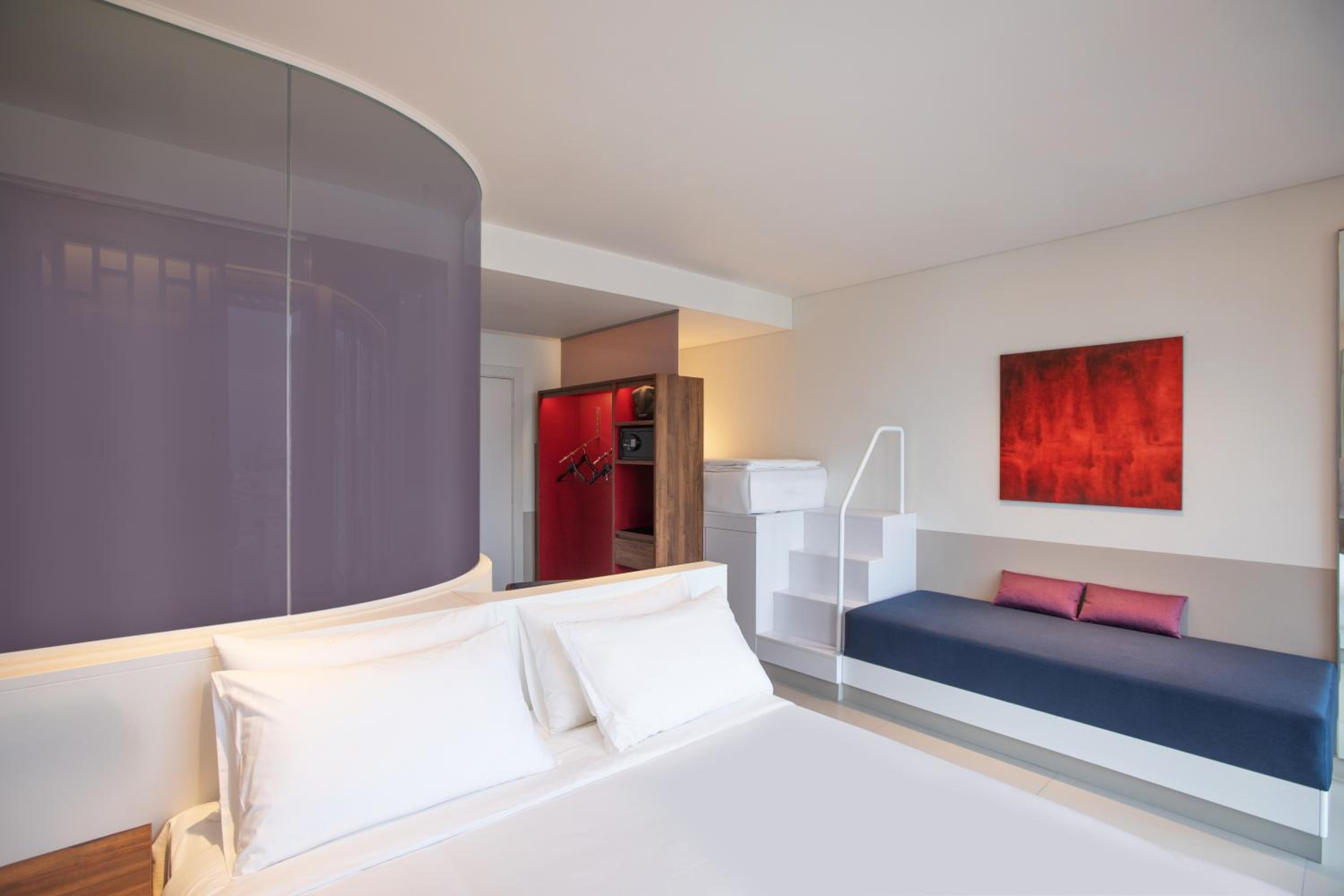 Deluxe King Room with City View photo 2