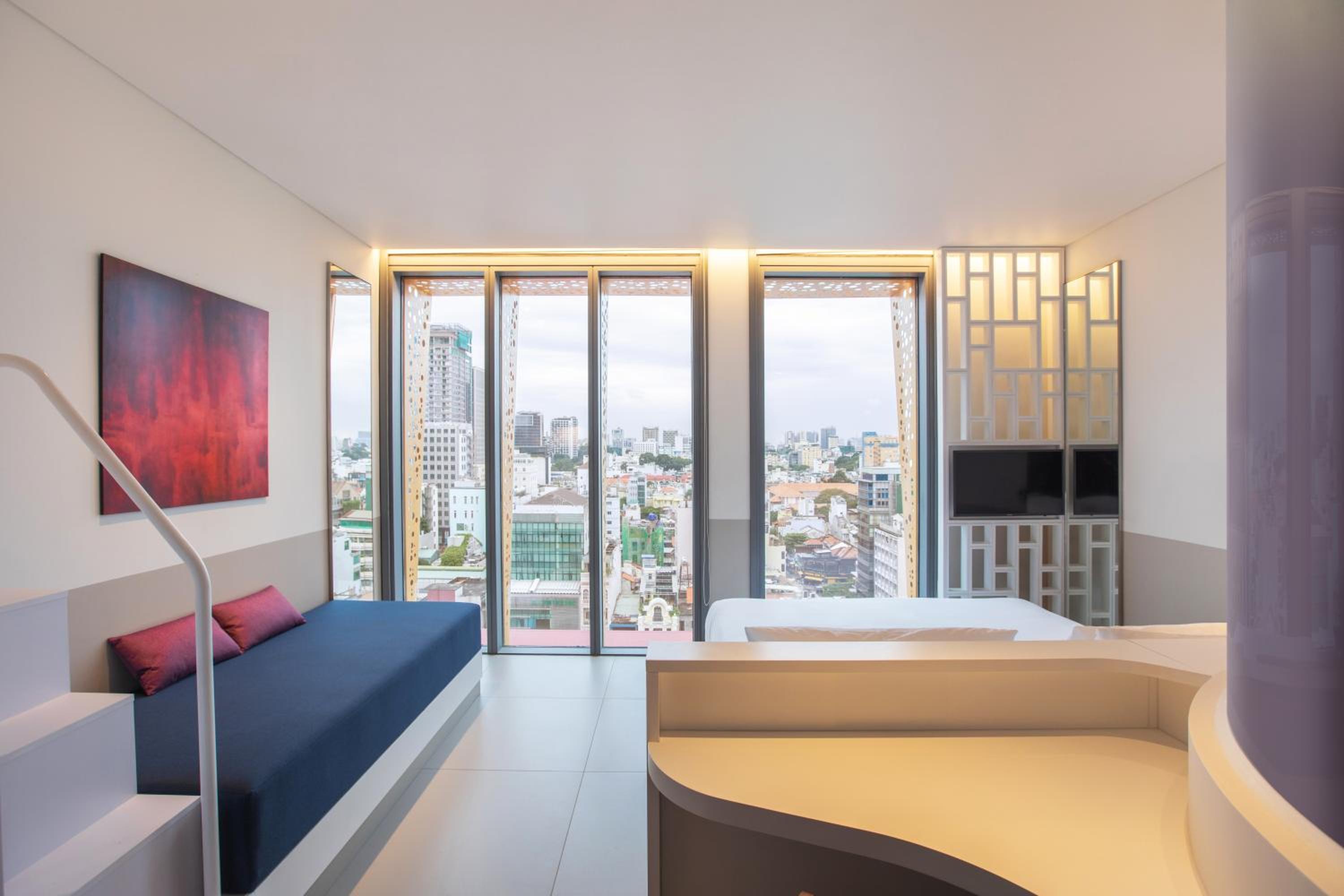 Deluxe King Room with City View photo 3