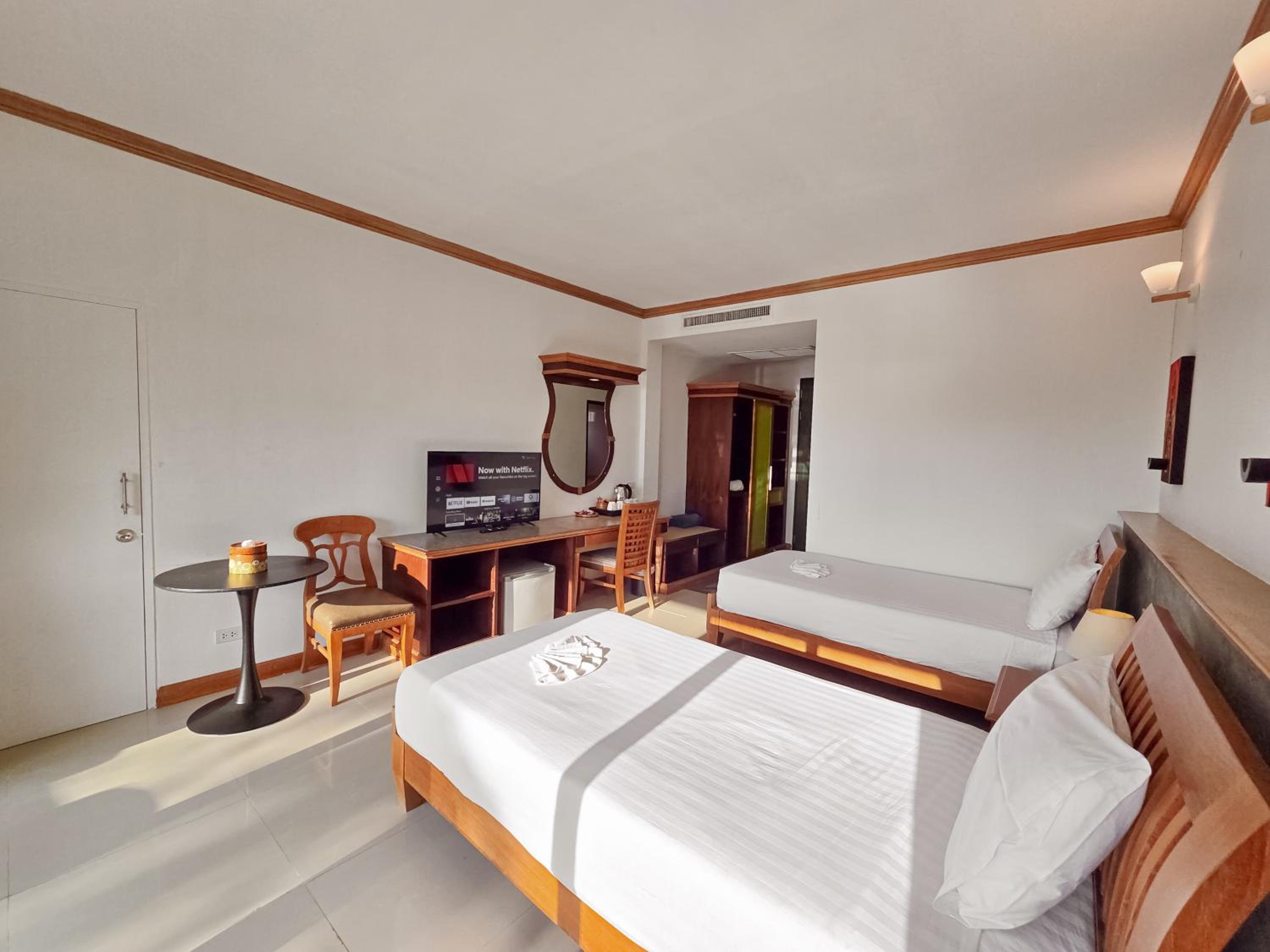 Deluxe Double or Twin Room with Balcony - Photo 2