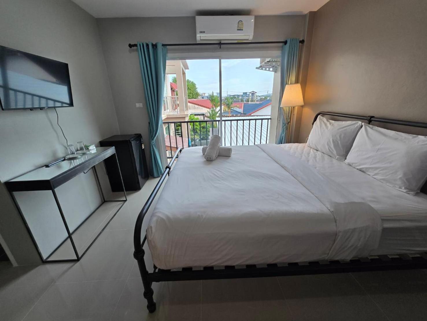 King Suite with Balcony photo 2