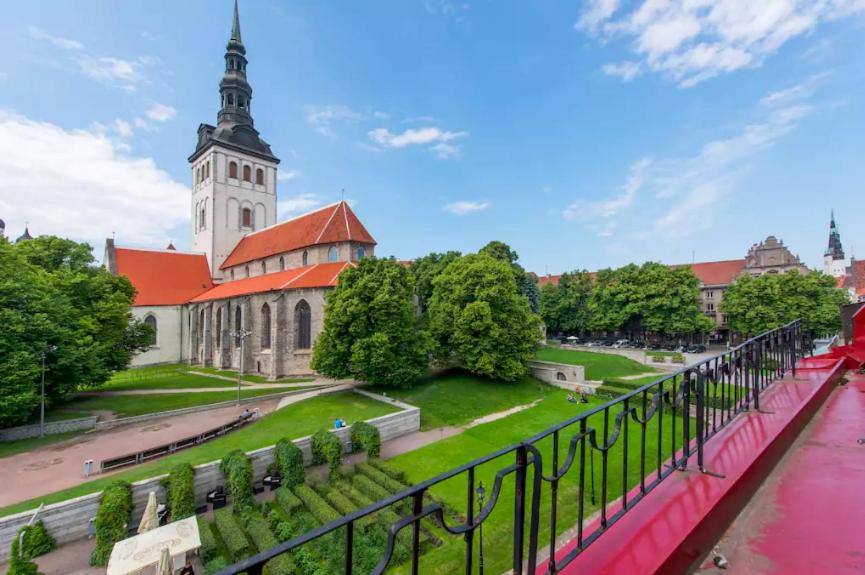 One-Bedroom Apartment with Old Town View