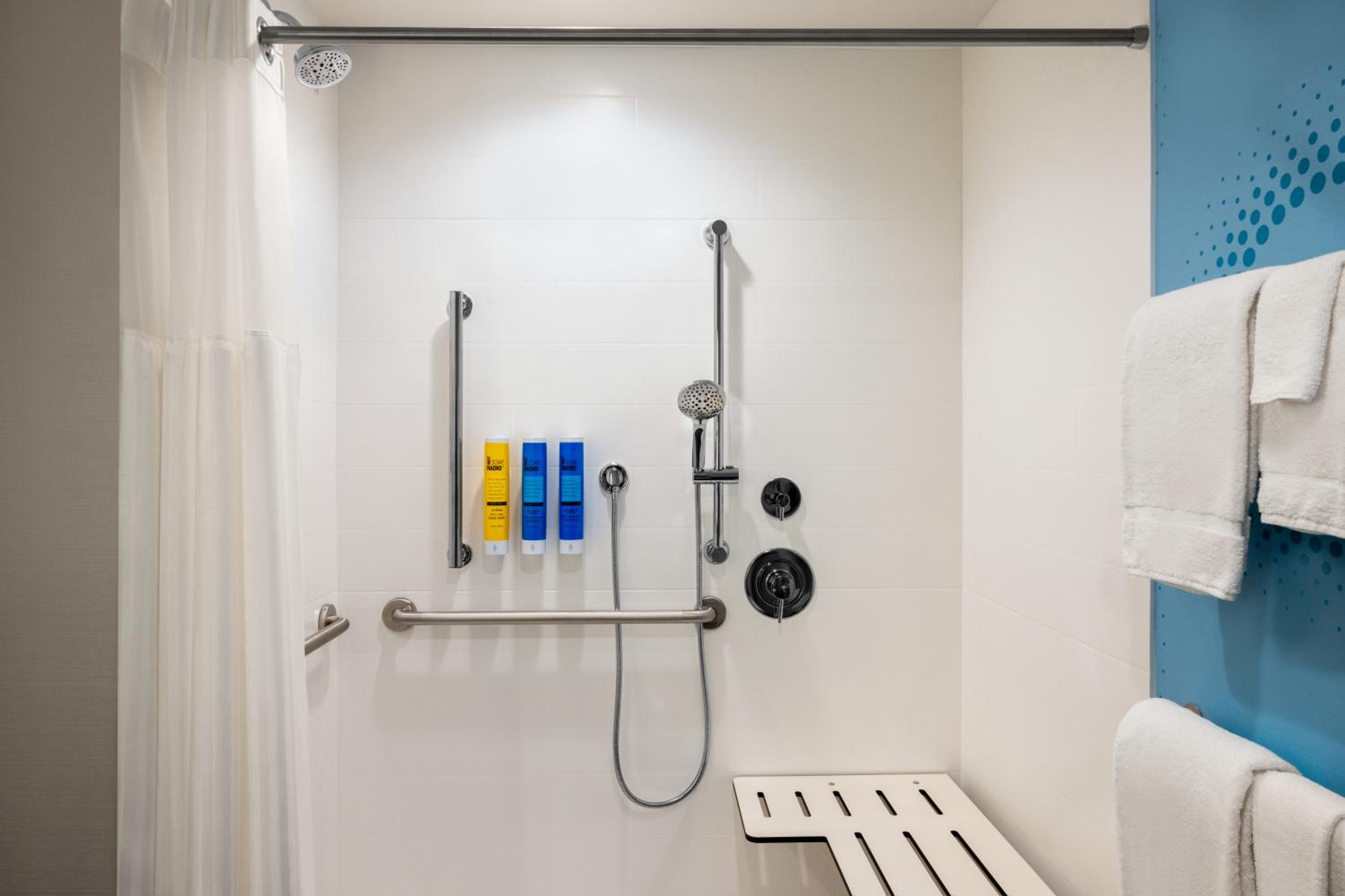 King Room with Roll-In Shower - Mobility Access - Photo 4