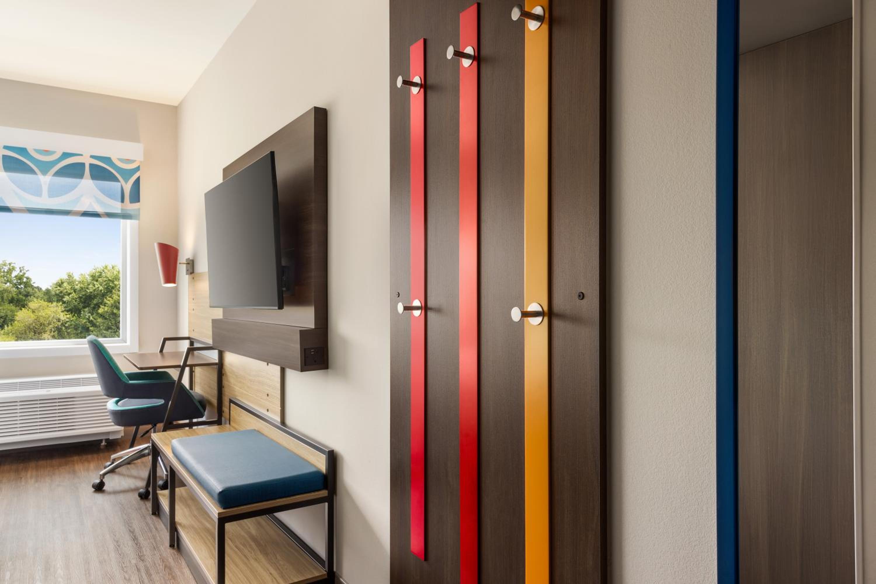 Queen Room with Two Queen Beds and Roll-In Shower - Mobility Access - Photo 5