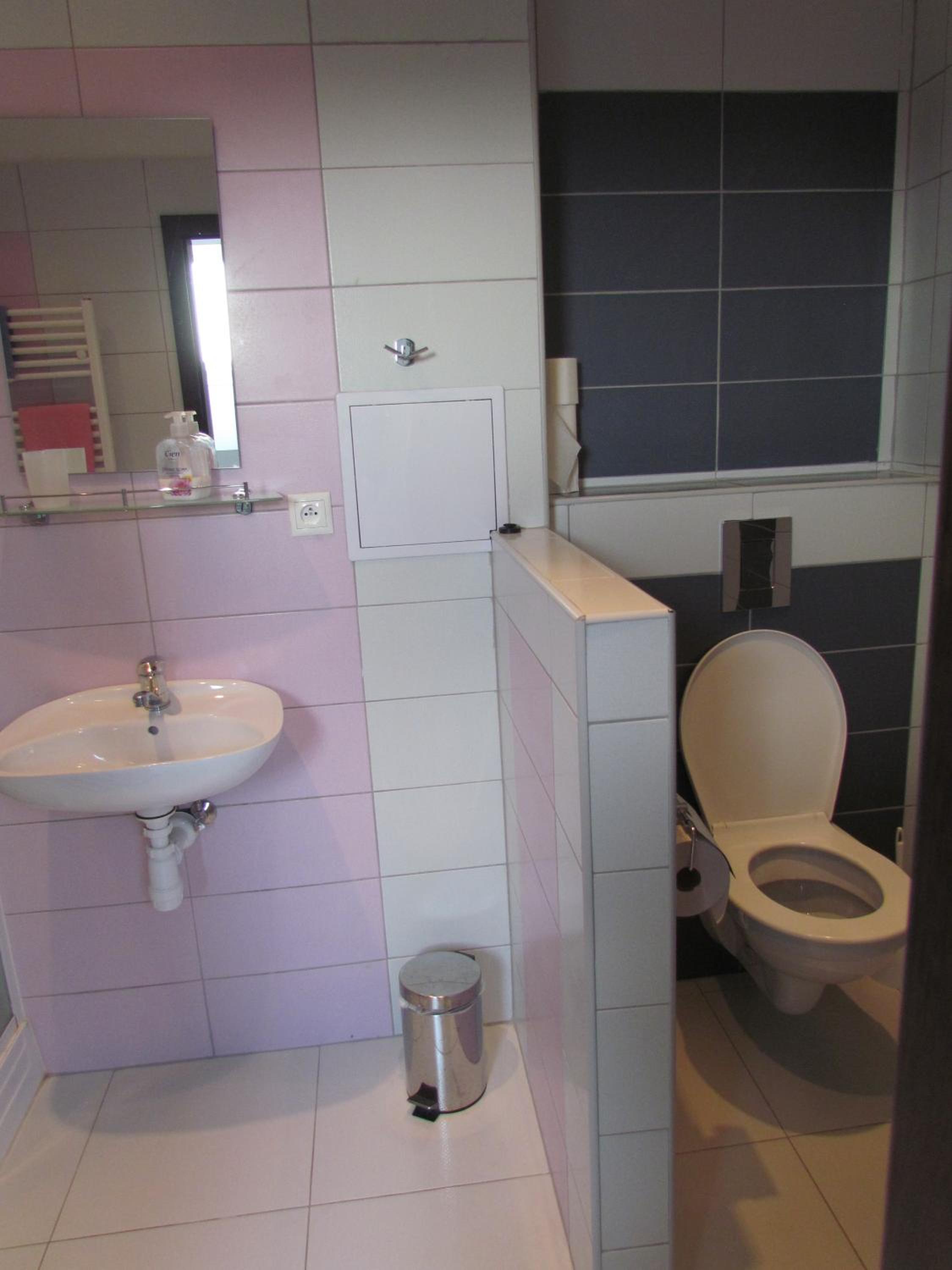 Quadruple Room with Bathroom - Photo 2
