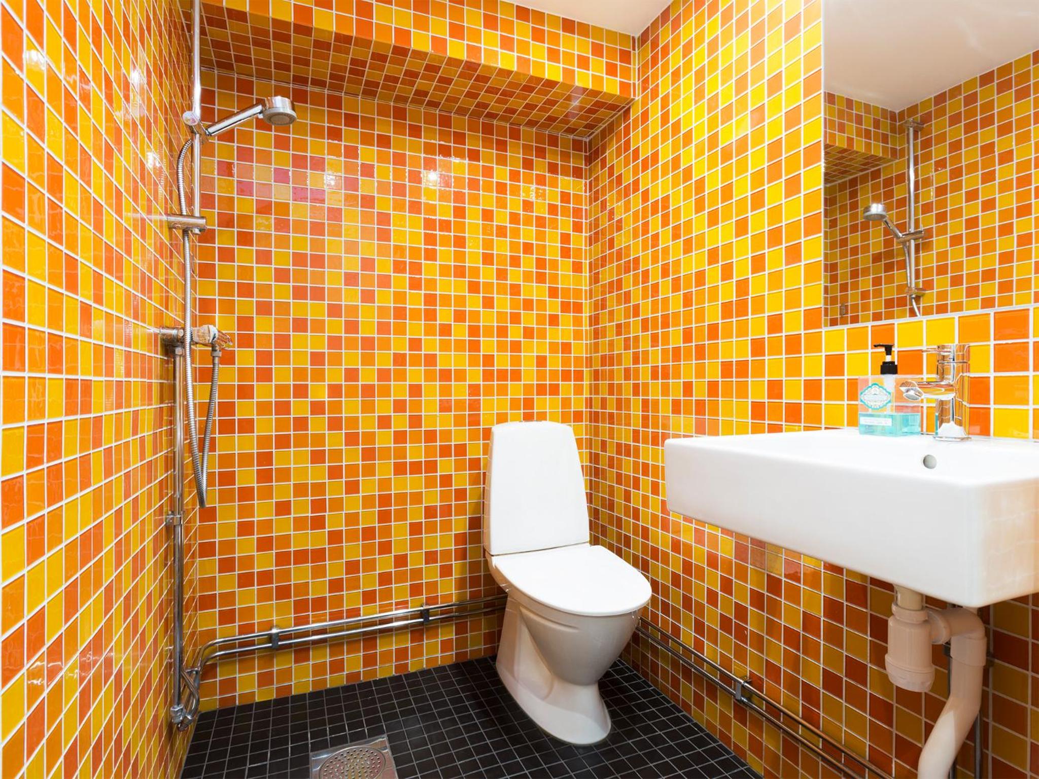 Family Room with Private Bathroom (6 Adults) - No Window thumbnail 5
