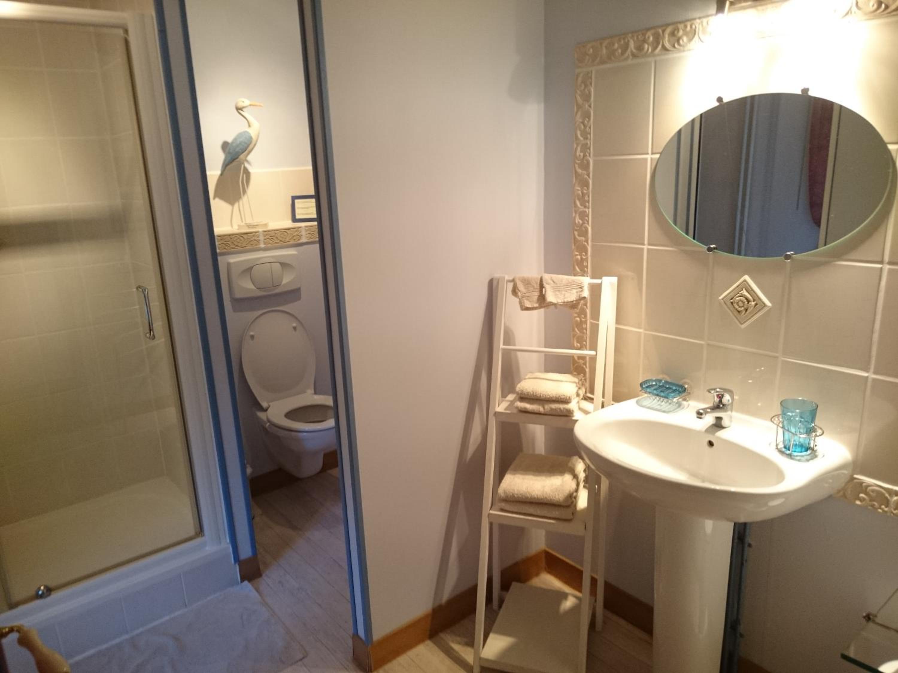 Deluxe Double Room - Photo 9