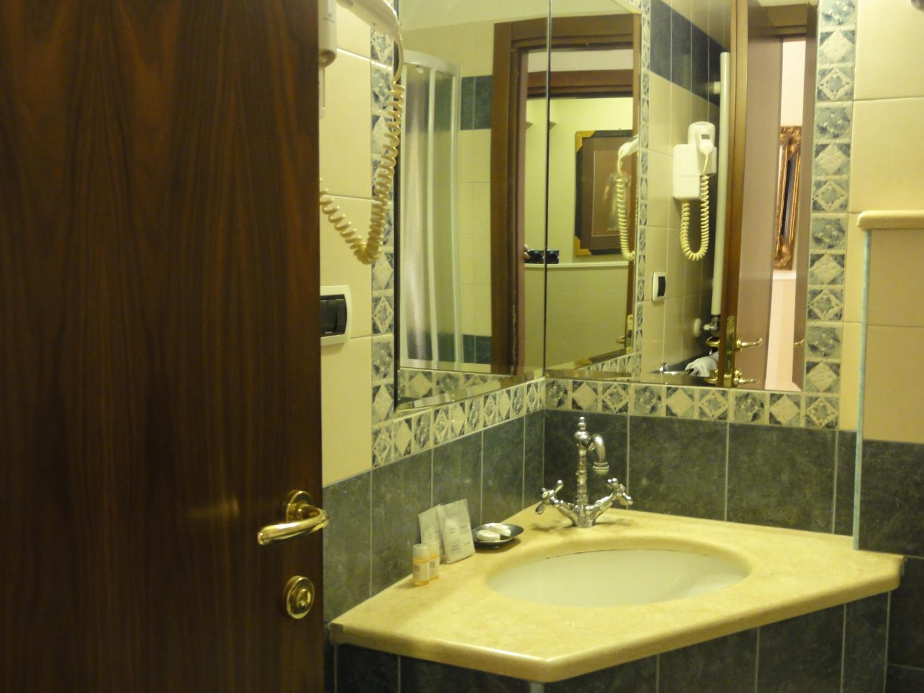 Double Room thumbnail 6