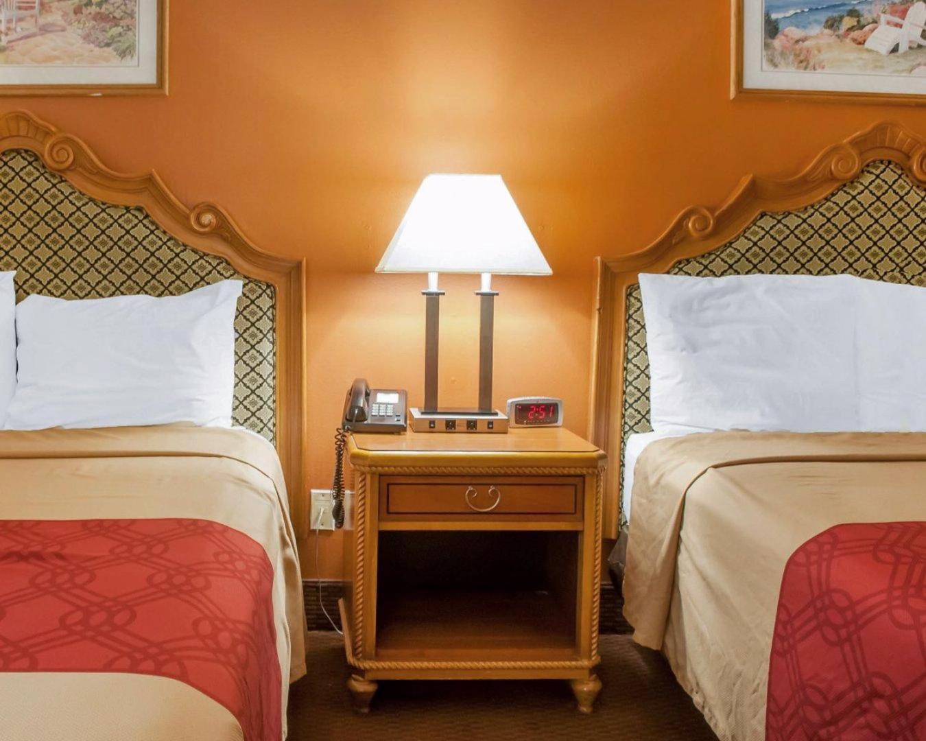 Queen Room with Two Queen Beds - Non-Smoking - Photo 4