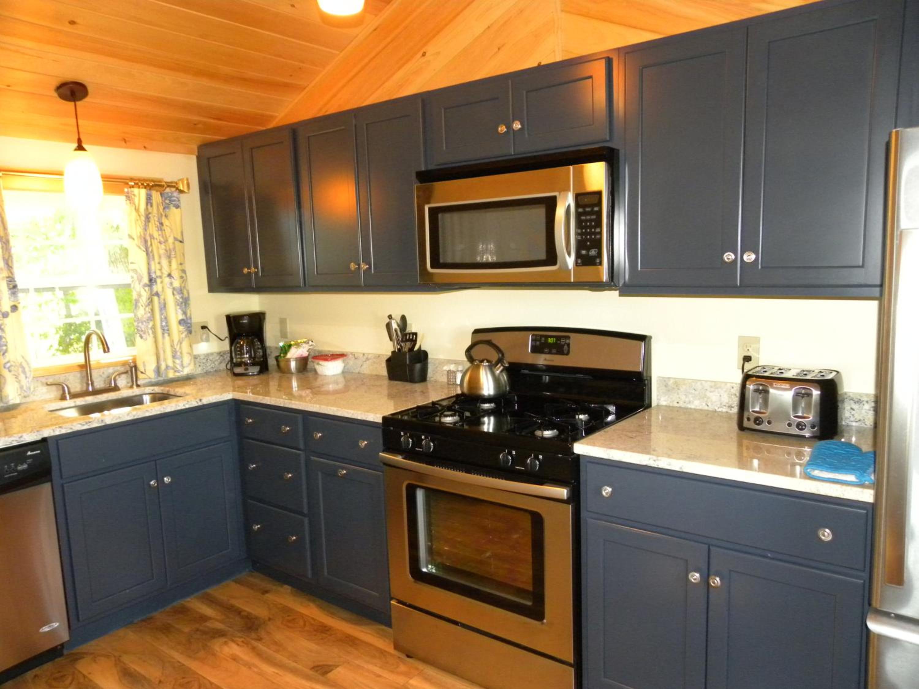 Deluxe One-Bedroom Cottage w/ 2 Queen Beds and Sea View - Photo 4