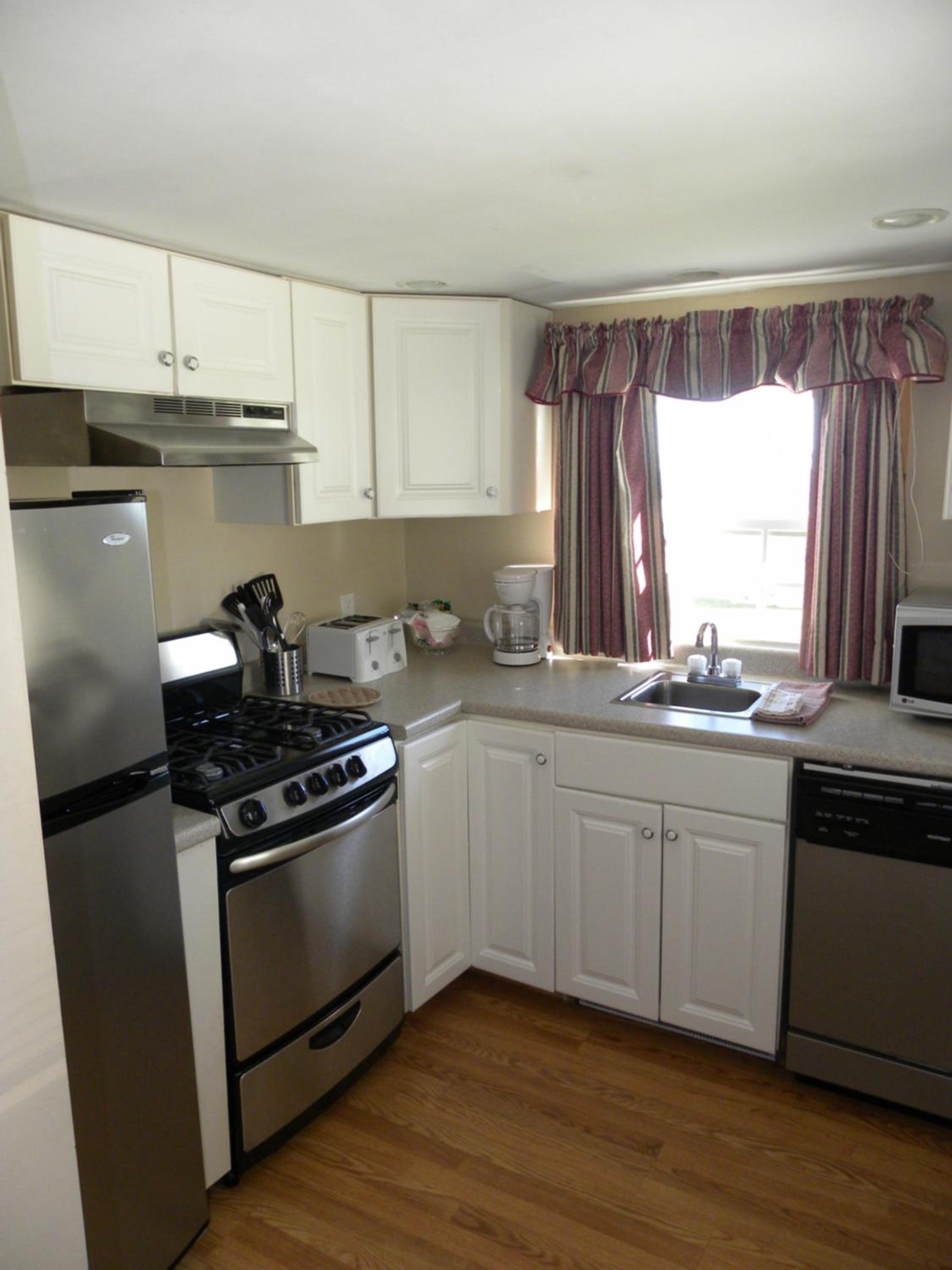 Deluxe One-Bedroom Cottage w/ 2 Queen Beds and Sea View - Photo 5