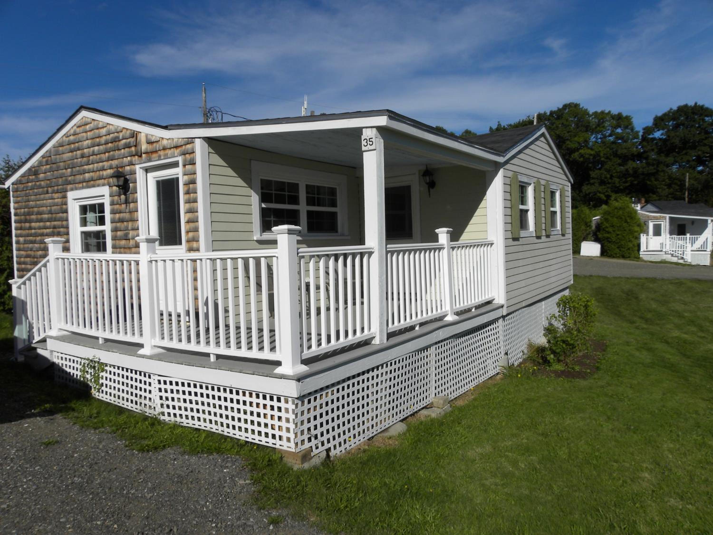 Deluxe One-Bedroom Cottage w/ 2 Queen Beds and Sea View - Photo 3