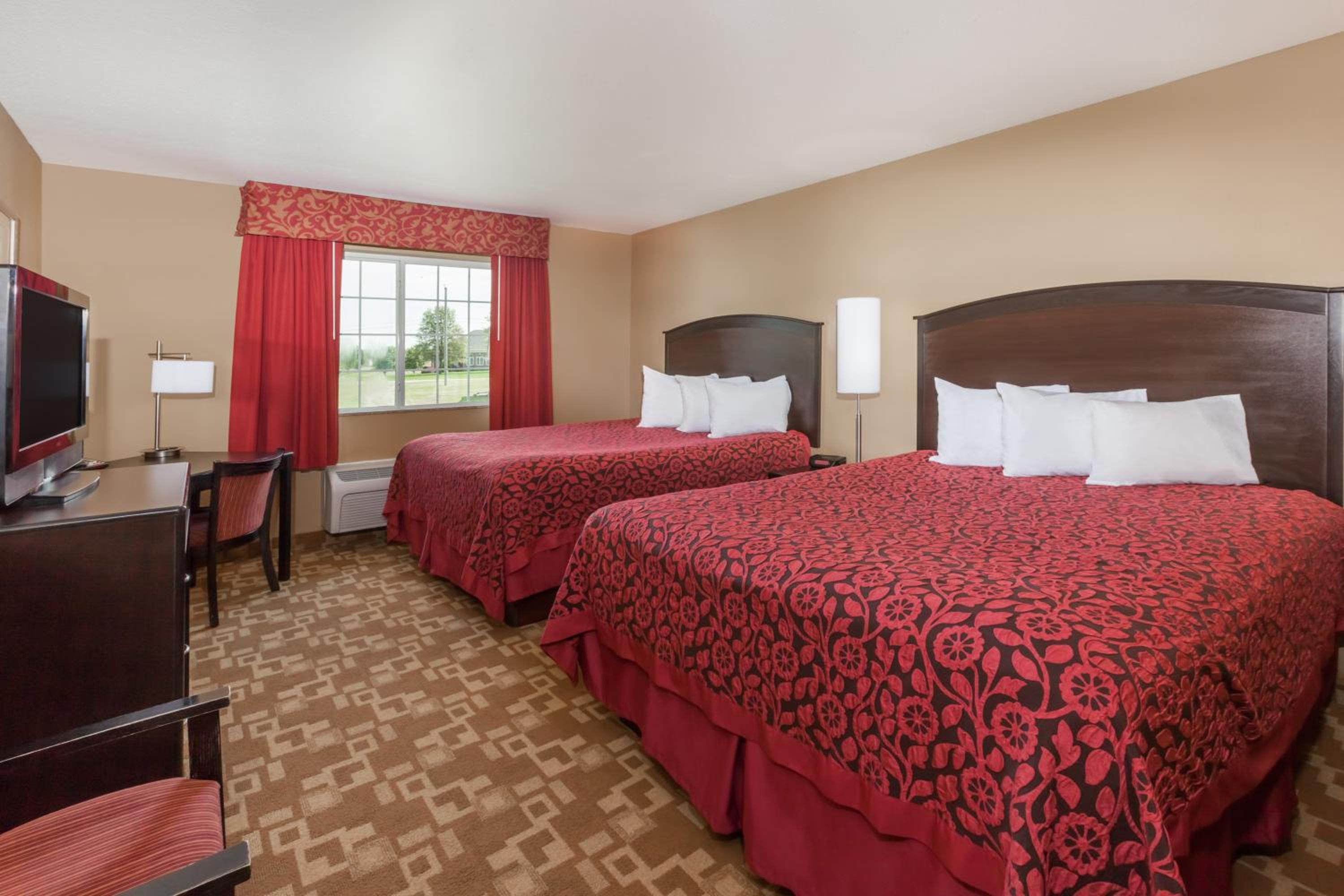 Queen Room with Two Queen Beds - Non-Smoking - Photo 3