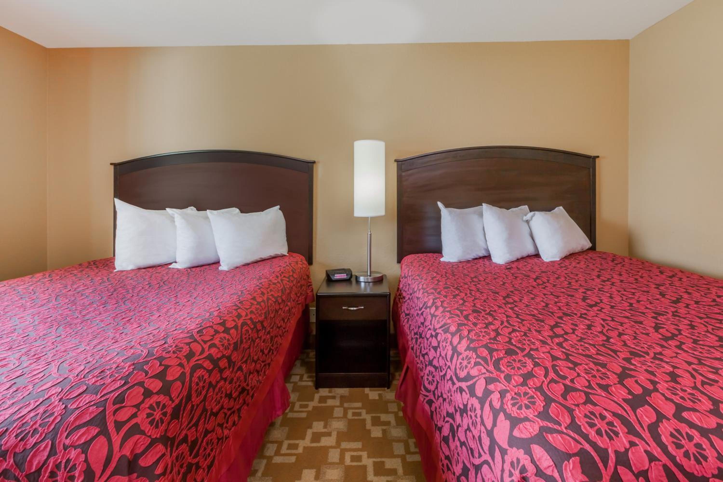 Queen Room with Two Queen Beds - Non-Smoking - Photo 2