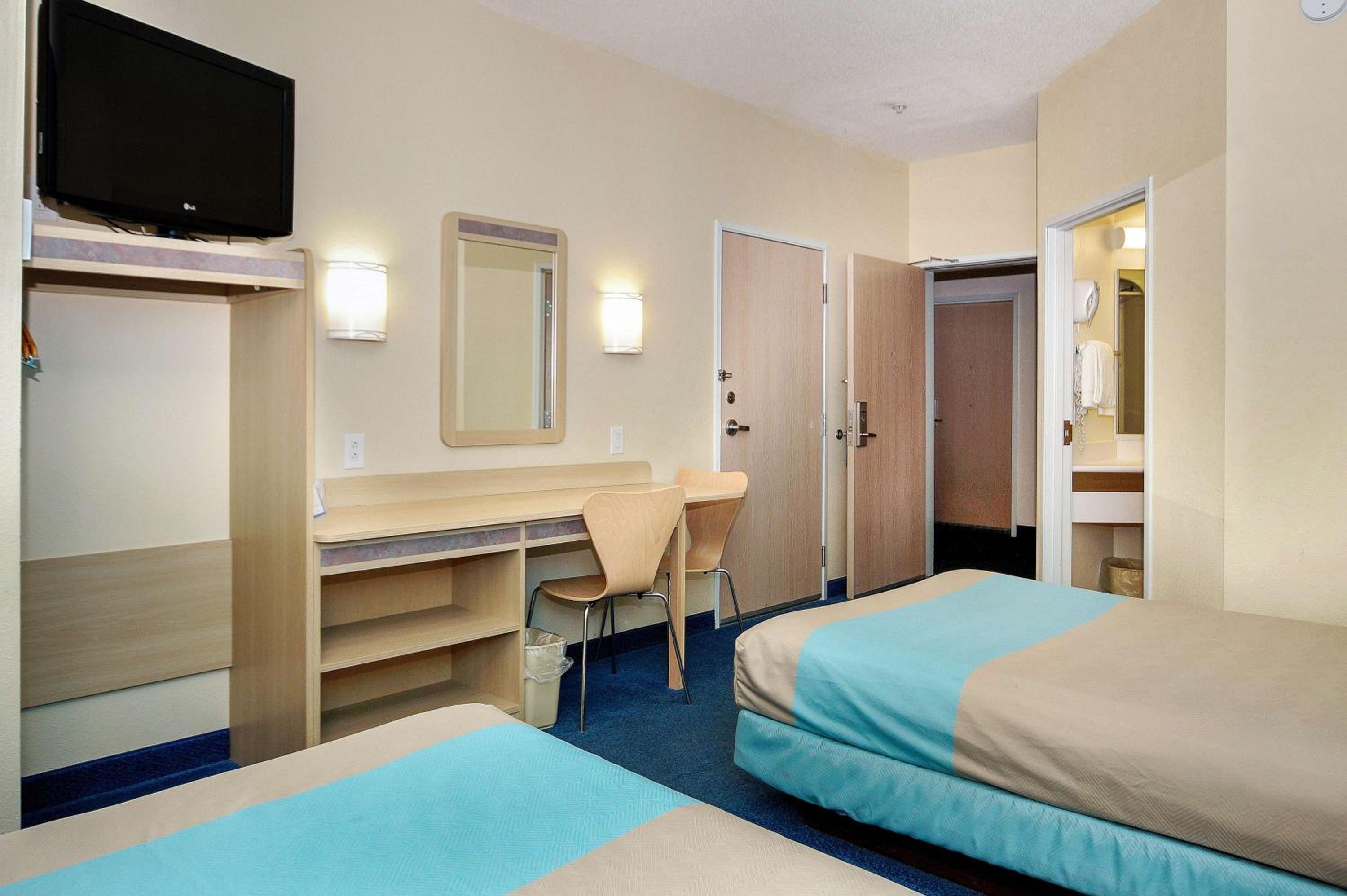 Quadruple Room - Non-Smoking - Photo 2