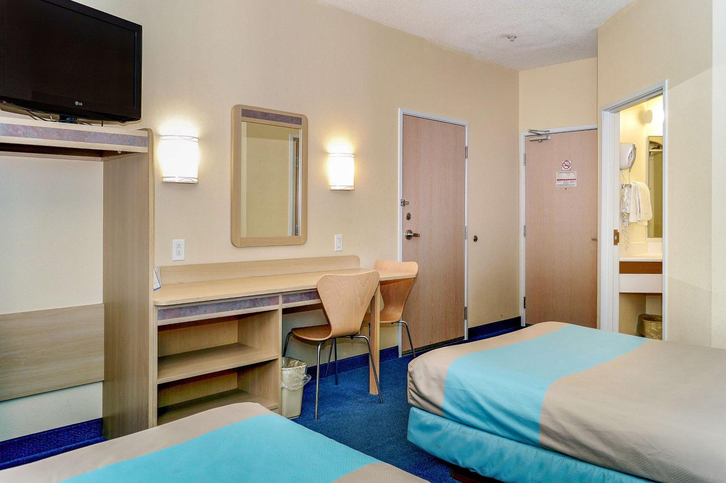 Quadruple Room - Non-Smoking - Photo 4
