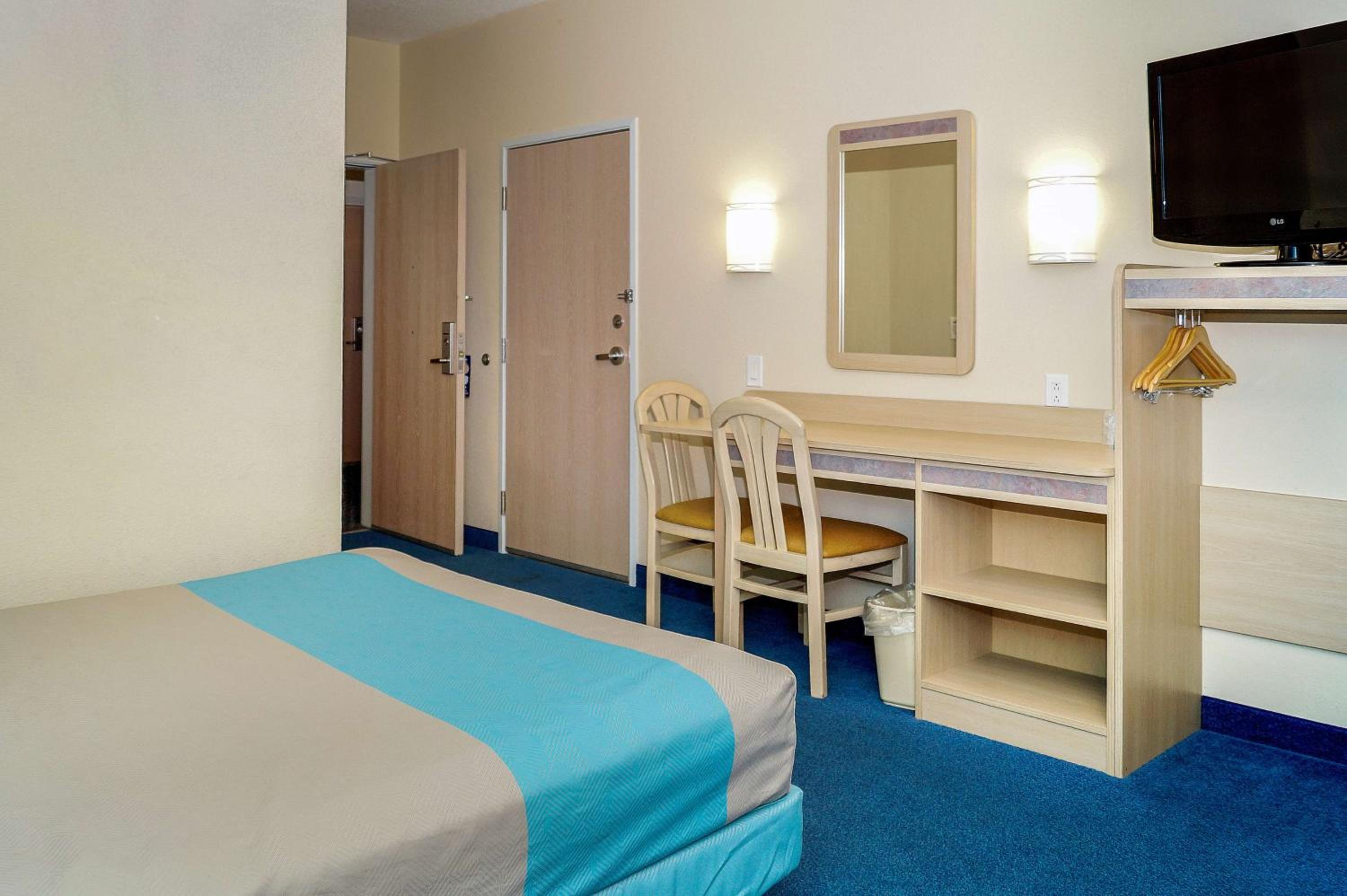 Queen Room - Non-Smoking - Photo 1
