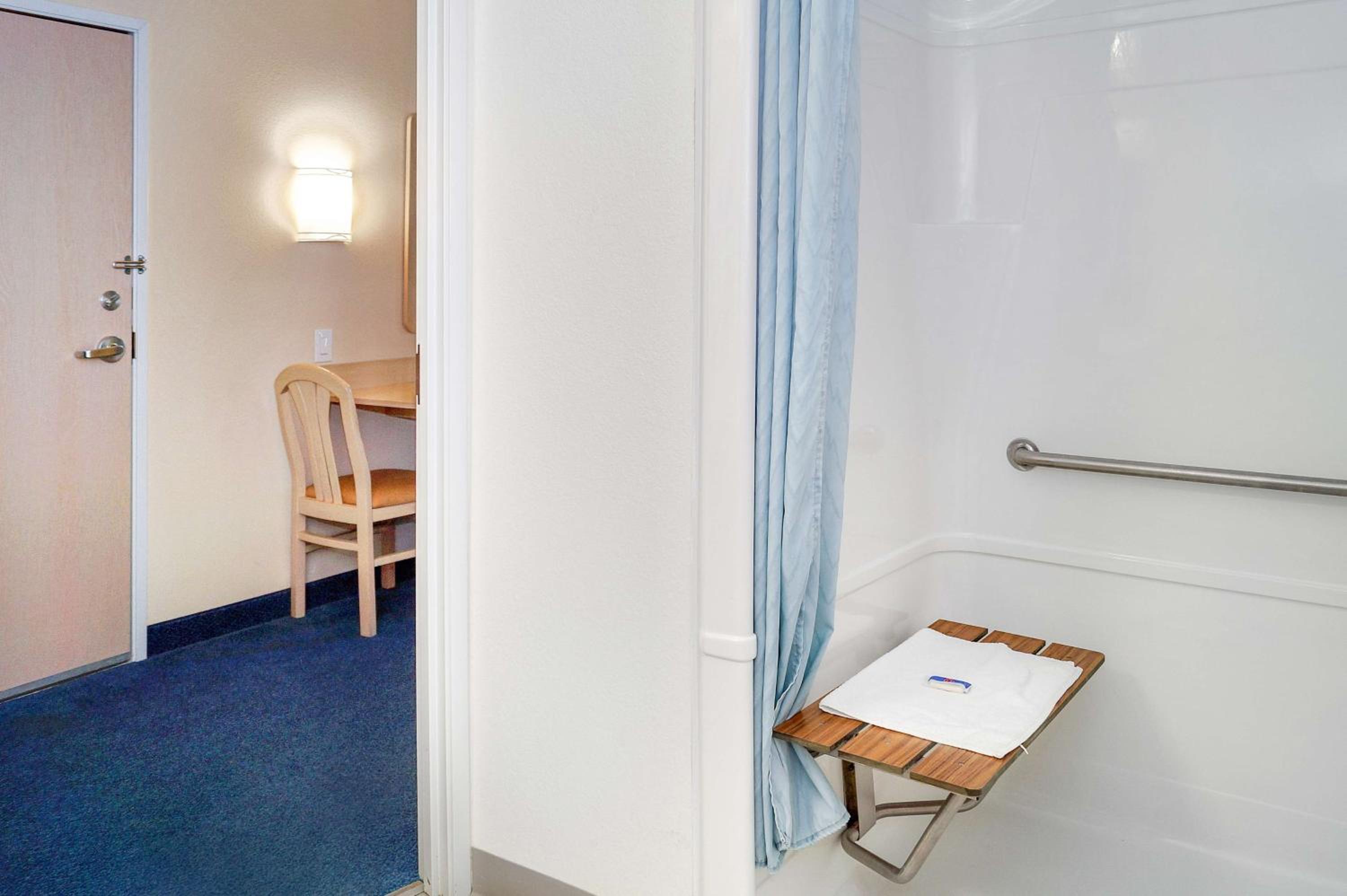Queen Room - Disability Access - Roll in Shower - Photo 5