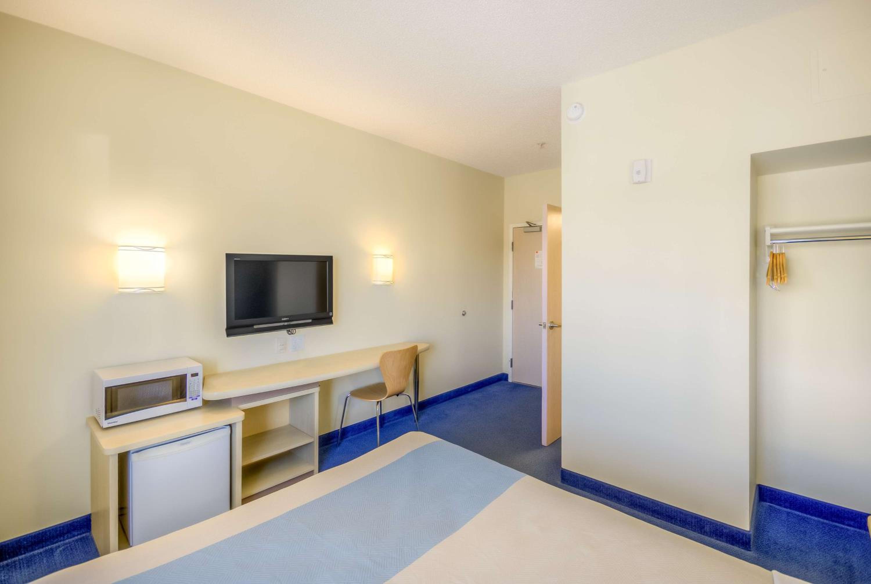 Deluxe King Room - Non-Smoking